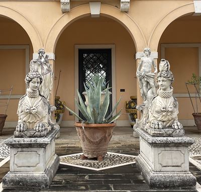 Coppia di Sculture "sfingi"