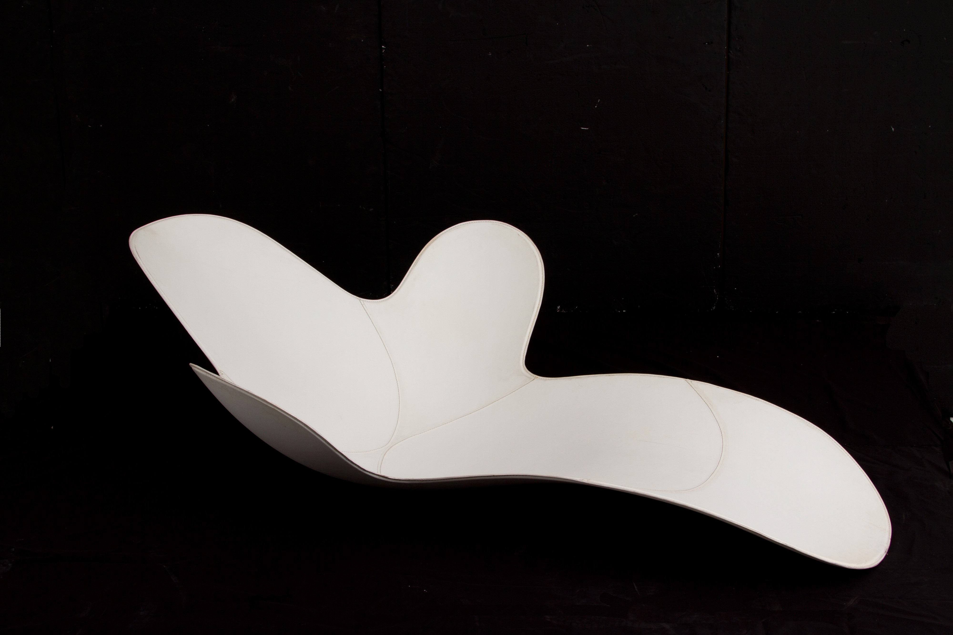 Monica Graffeo - Chaise Longue Lazy Mary in Cuoio Bianco per Disguincio
