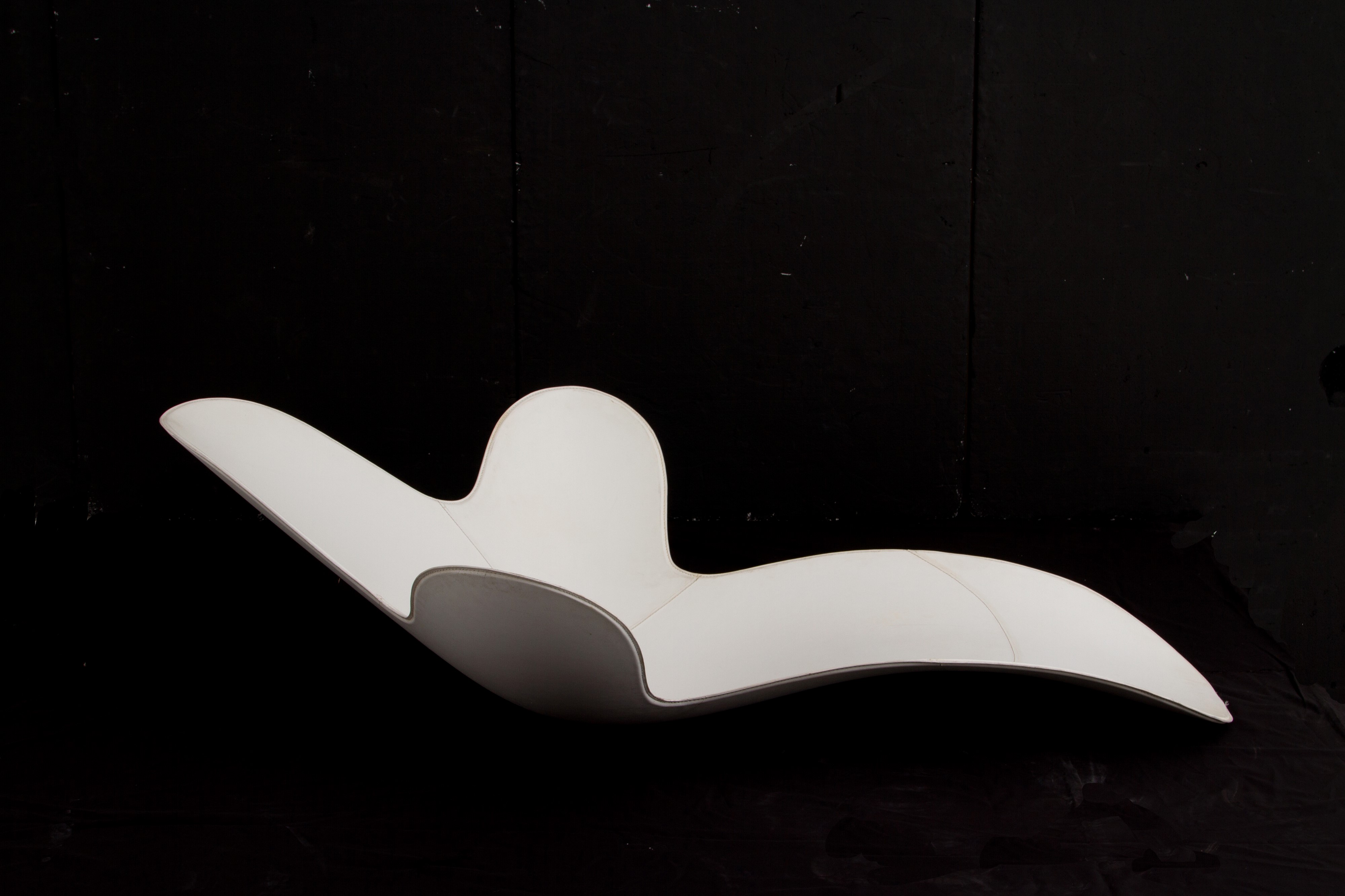 Monica Graffeo - Chaise Longue Lazy Mary in Cuoio Bianco per Disguincio