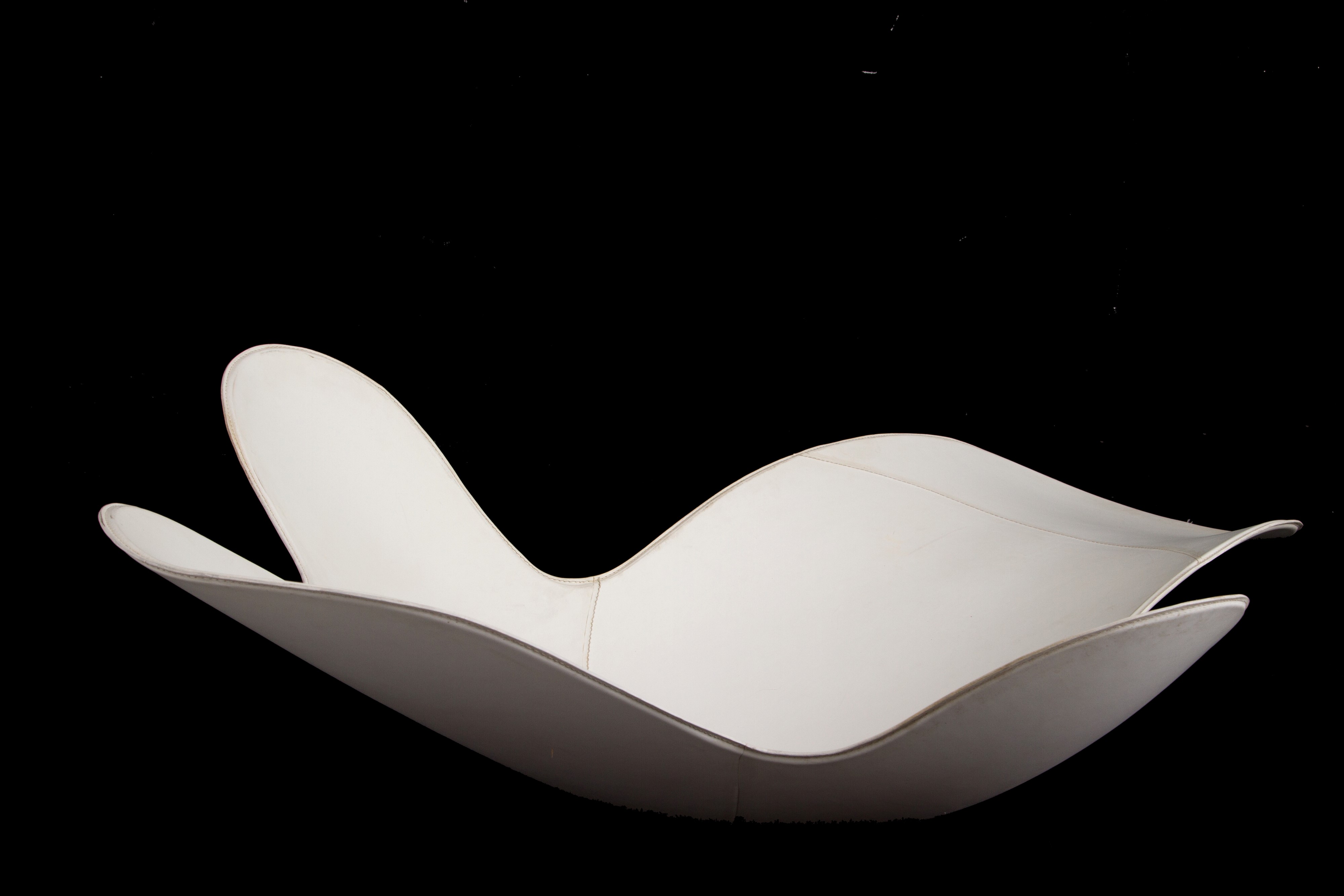 Monica Graffeo - Chaise Longue Lazy Mary in Cuoio Bianco per Disguincio