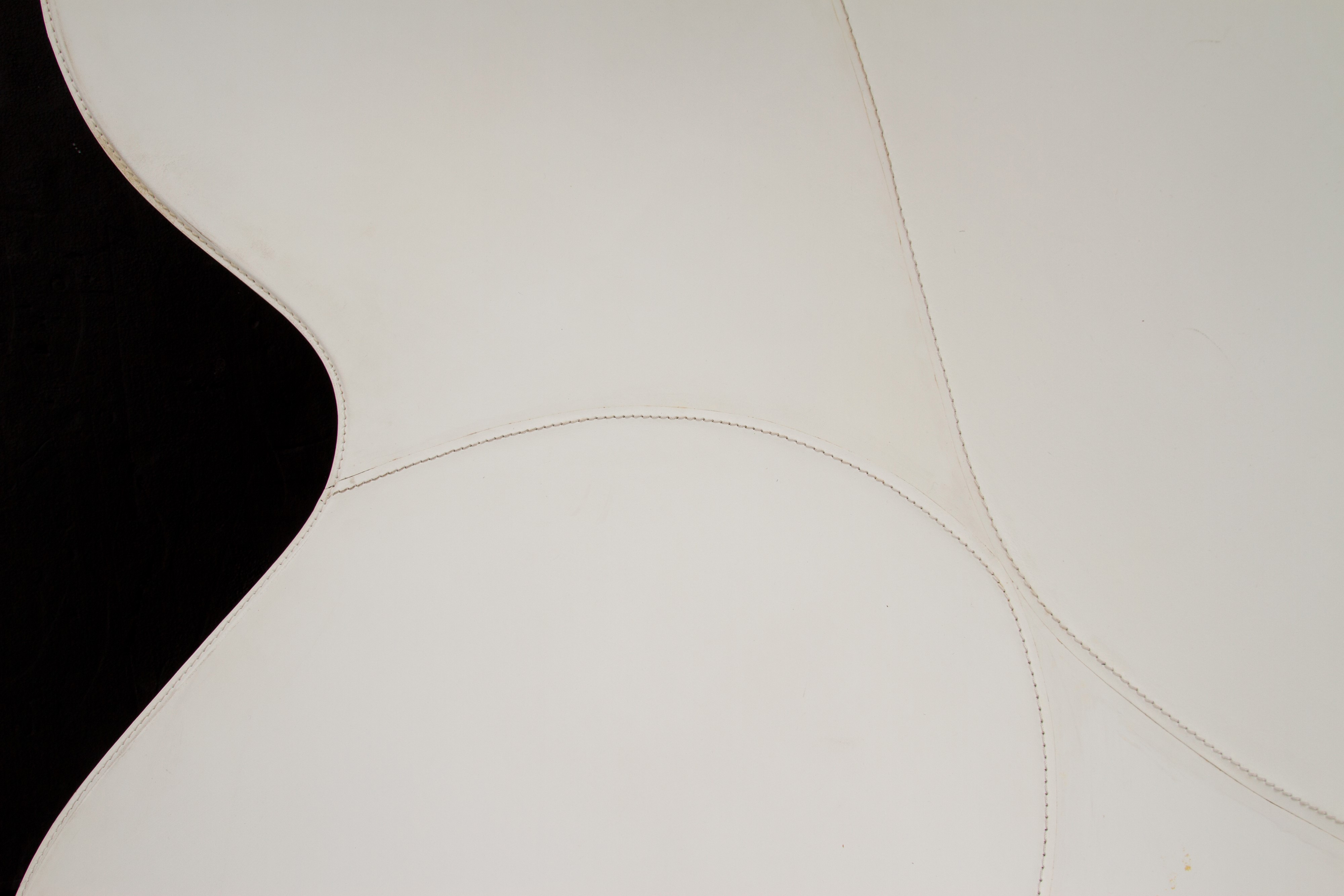 Monica Graffeo - Chaise Longue Lazy Mary in Cuoio Bianco per Disguincio