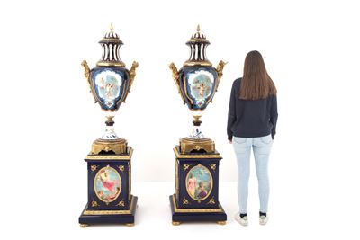 Coppia di Vasi in Porcellana Blu e Bronzo Dorato