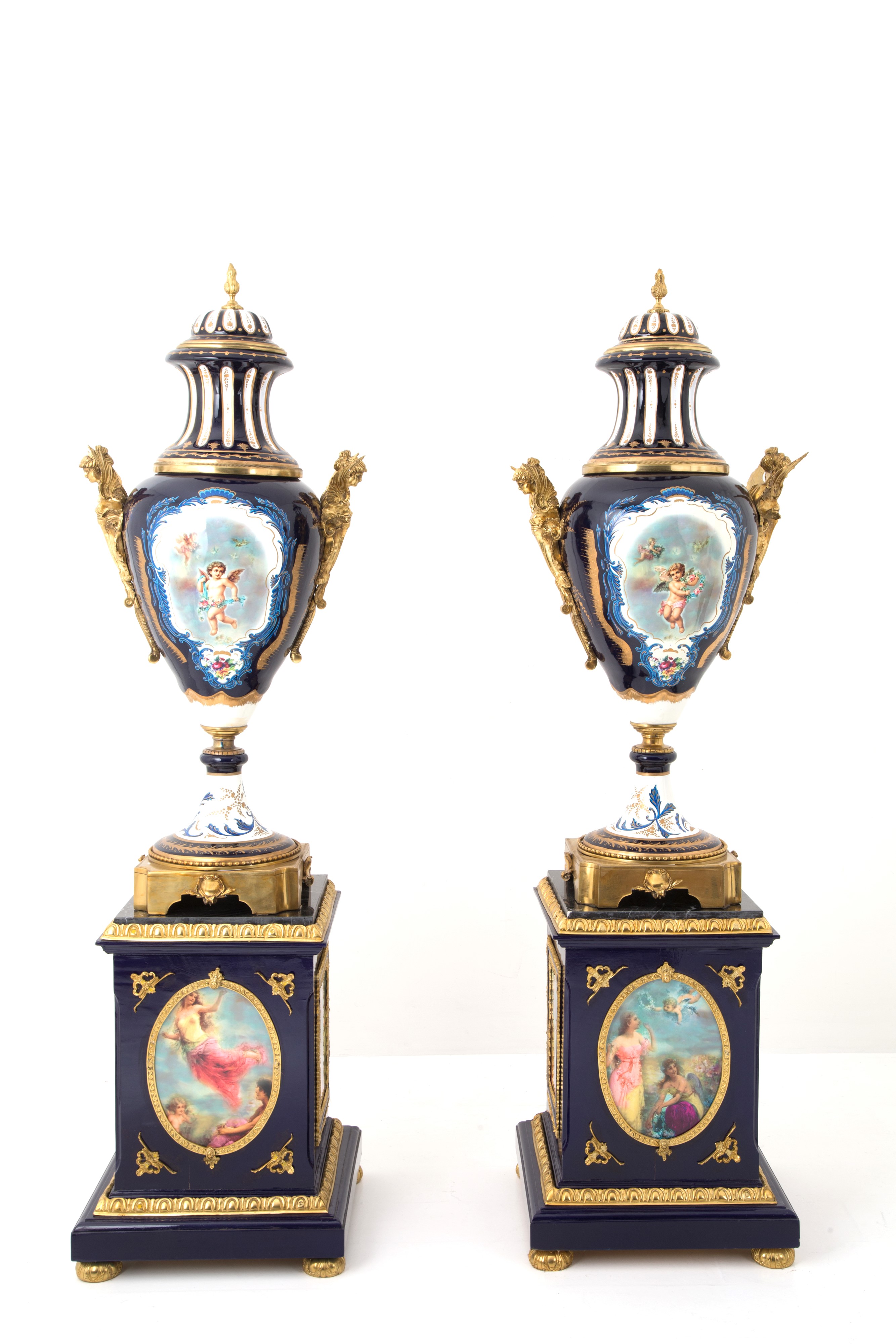 Coppia di Vasi in Porcellana Blu e Bronzo Dorato