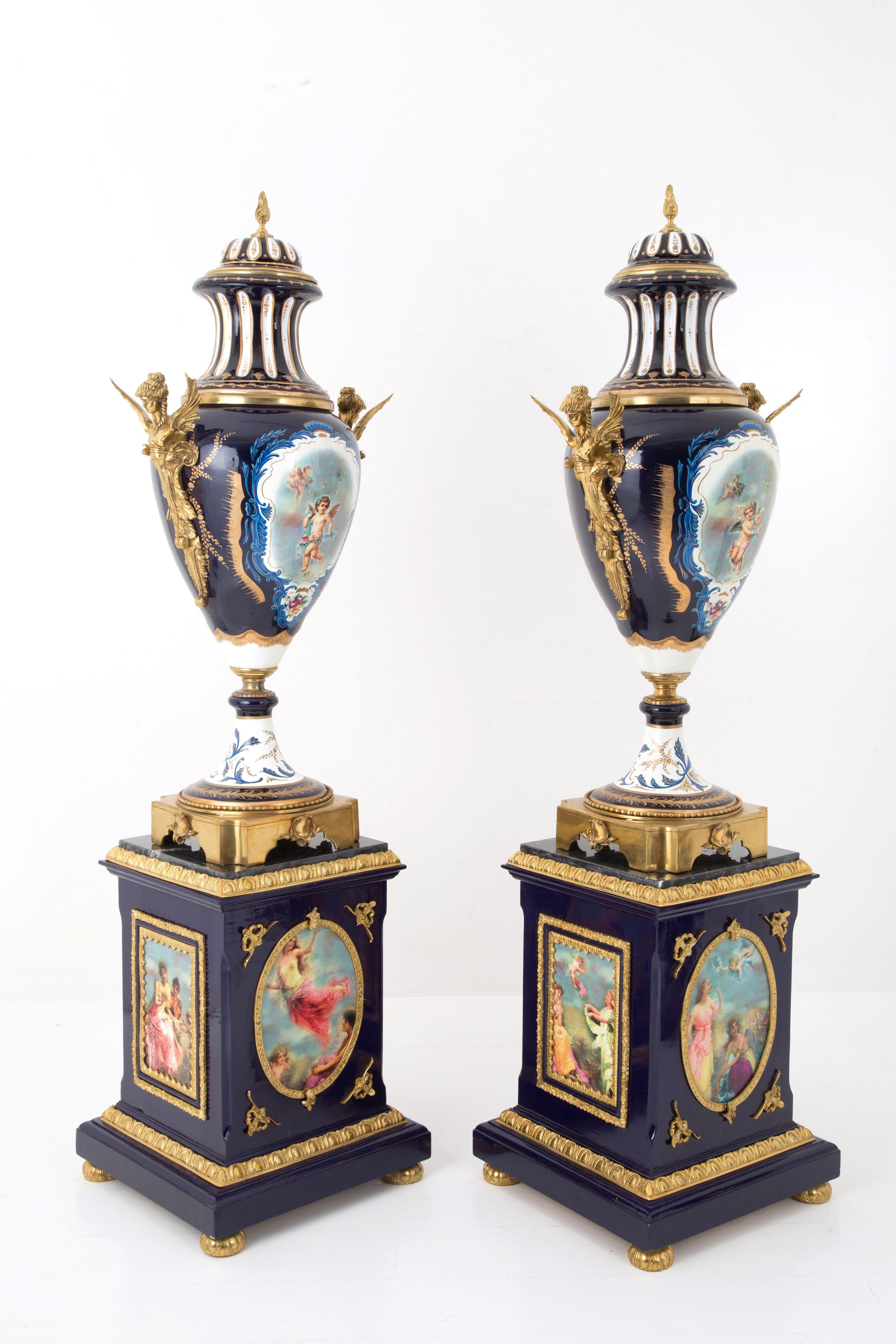 Coppia di Vasi in Porcellana Blu e Bronzo Dorato
