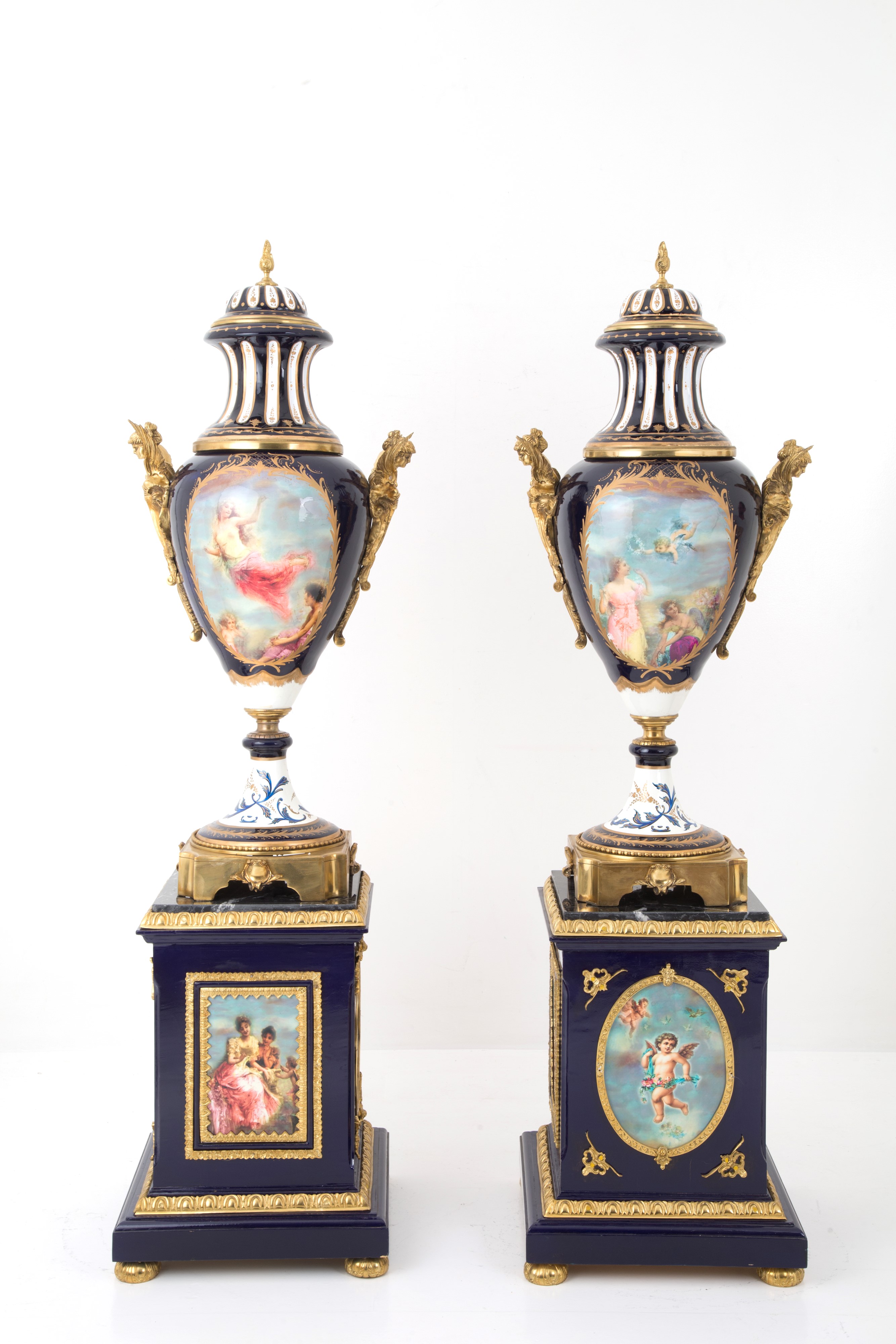 Coppia di Vasi in Porcellana Blu e Bronzo Dorato