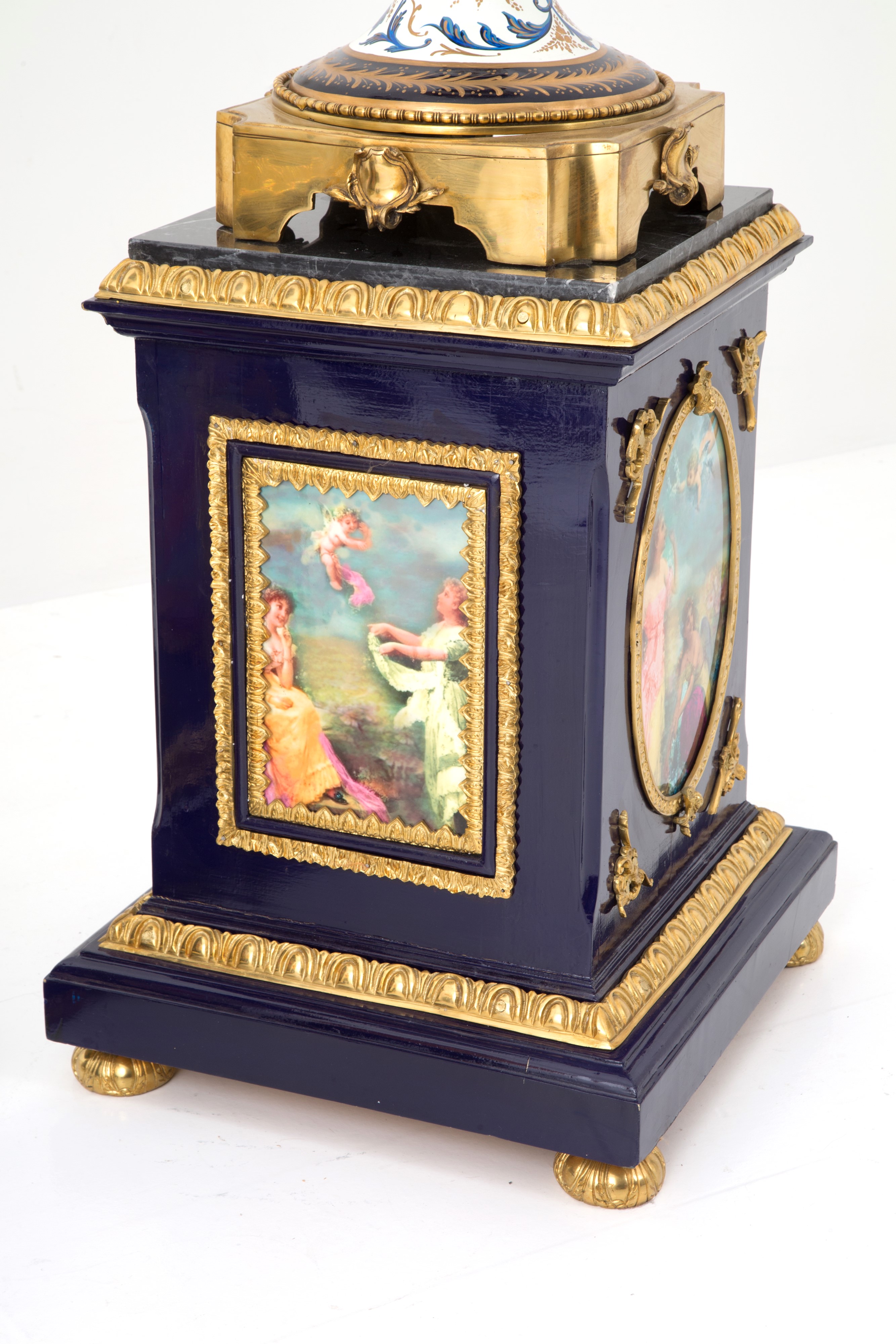 Coppia di Vasi in Porcellana Blu e Bronzo Dorato