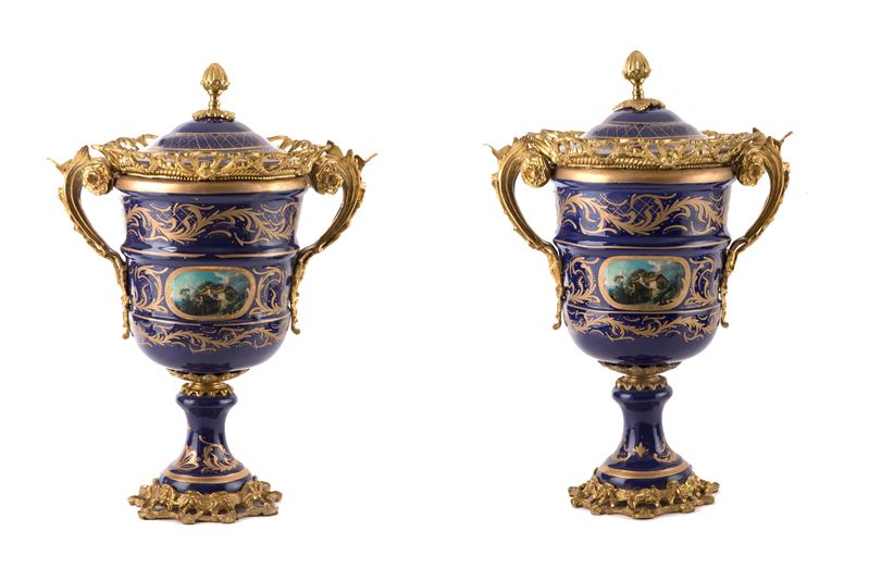 Coppia di Vasi in Porcellana Blu e Oro