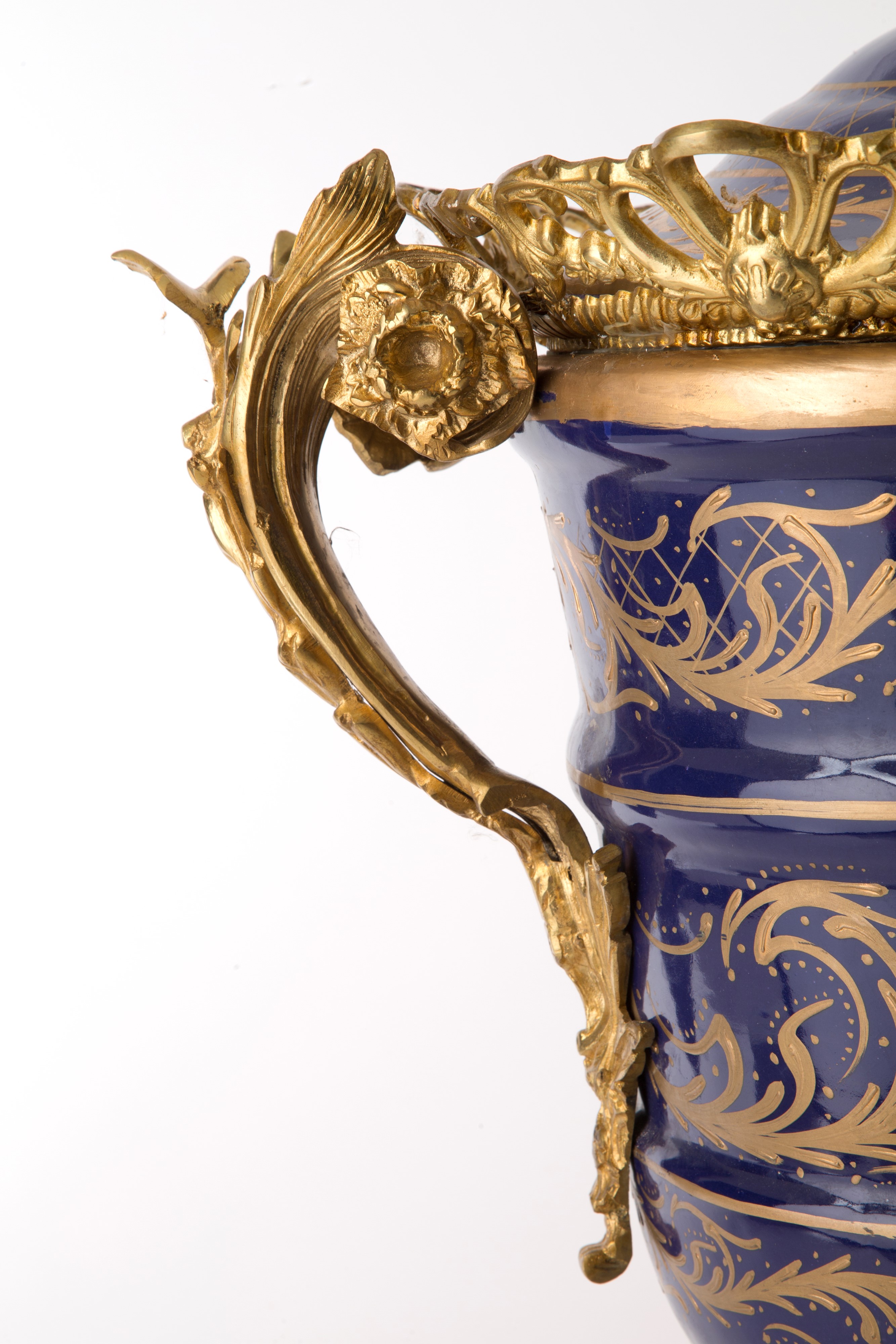 Coppia di Vasi in Porcellana Blu e Oro