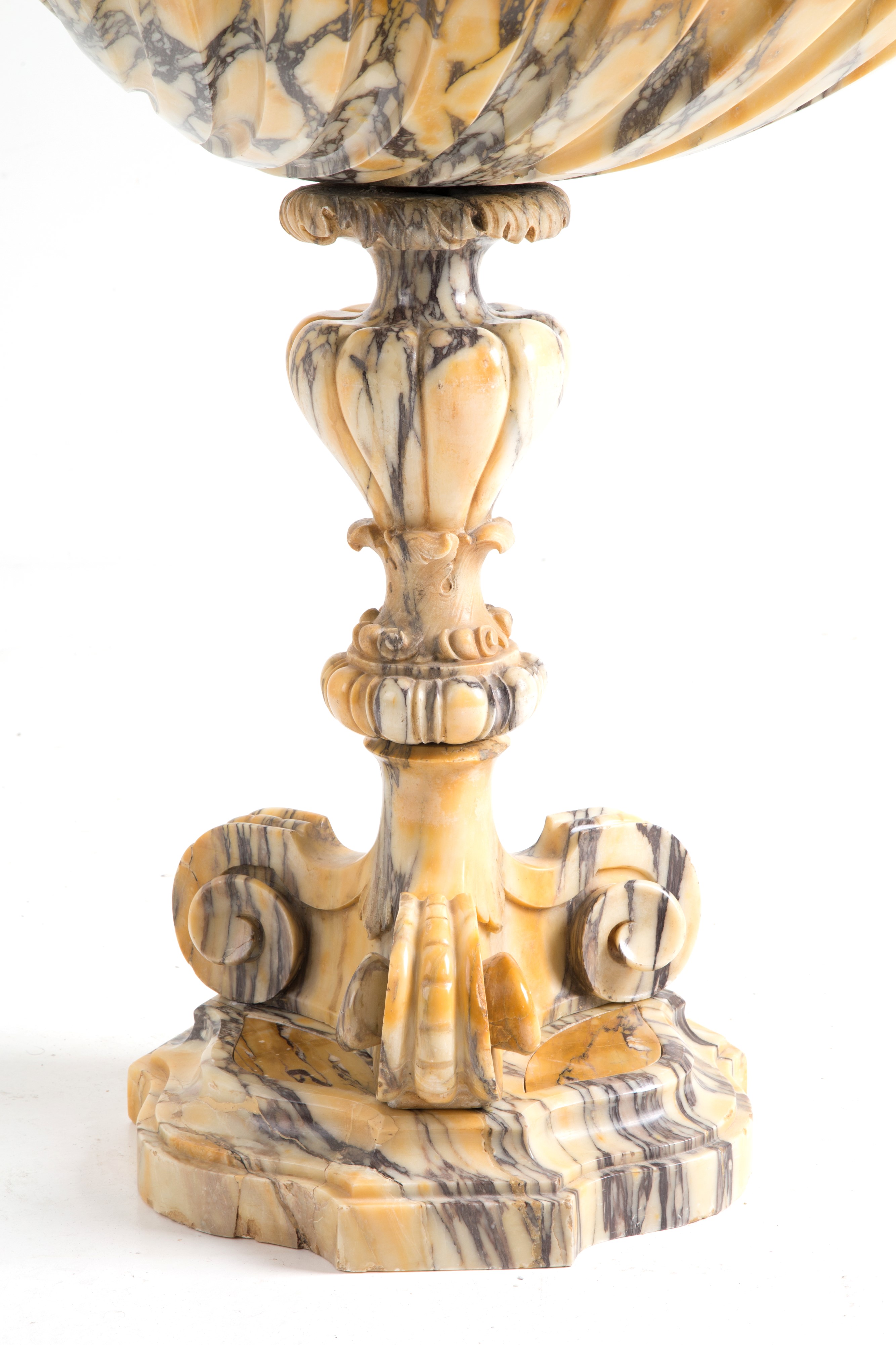 Coppia di vasche in marmo con figure