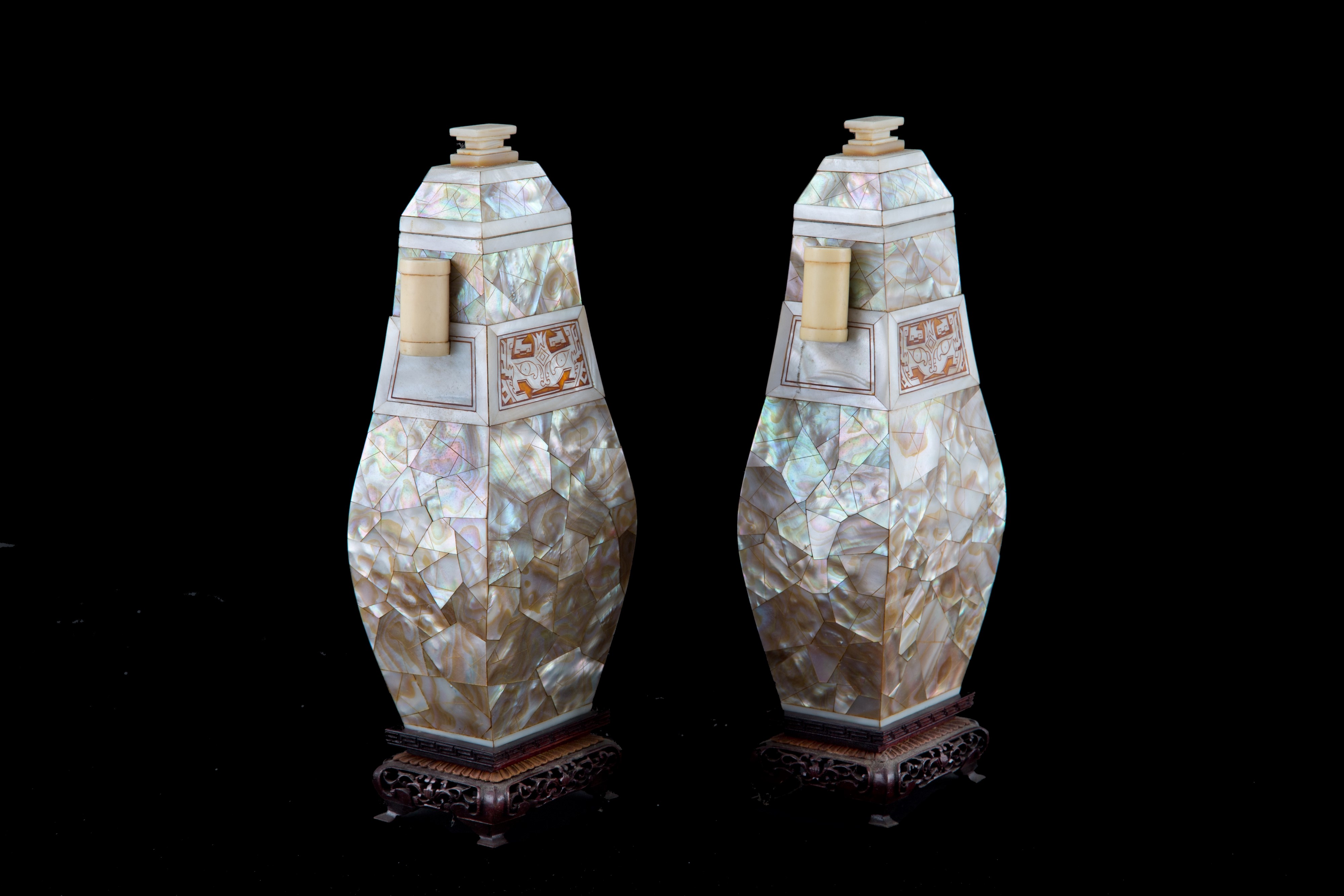 Coppia di vasi in legno rivestiti in madreperla