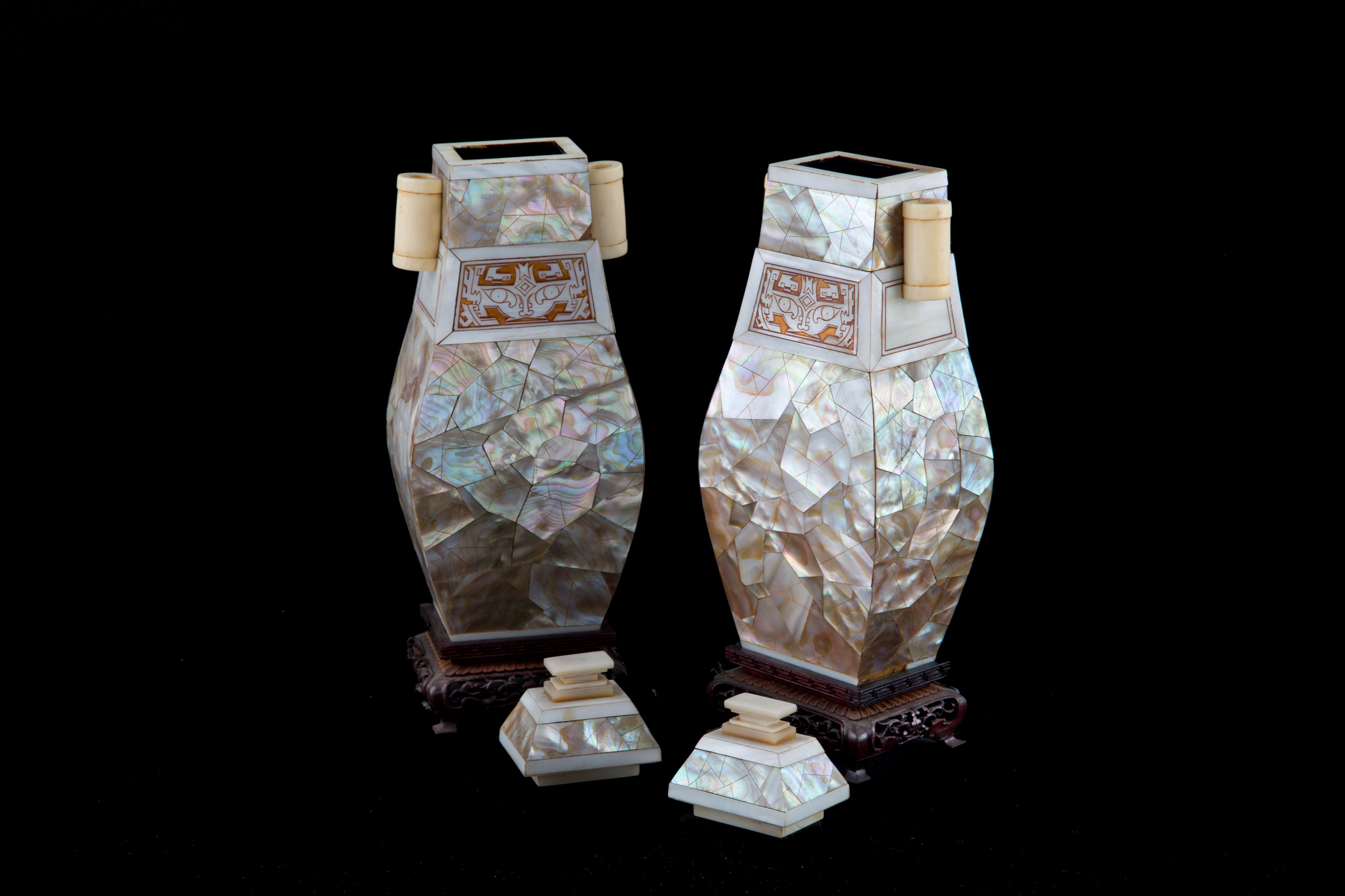 Coppia di vasi in legno rivestiti in madreperla