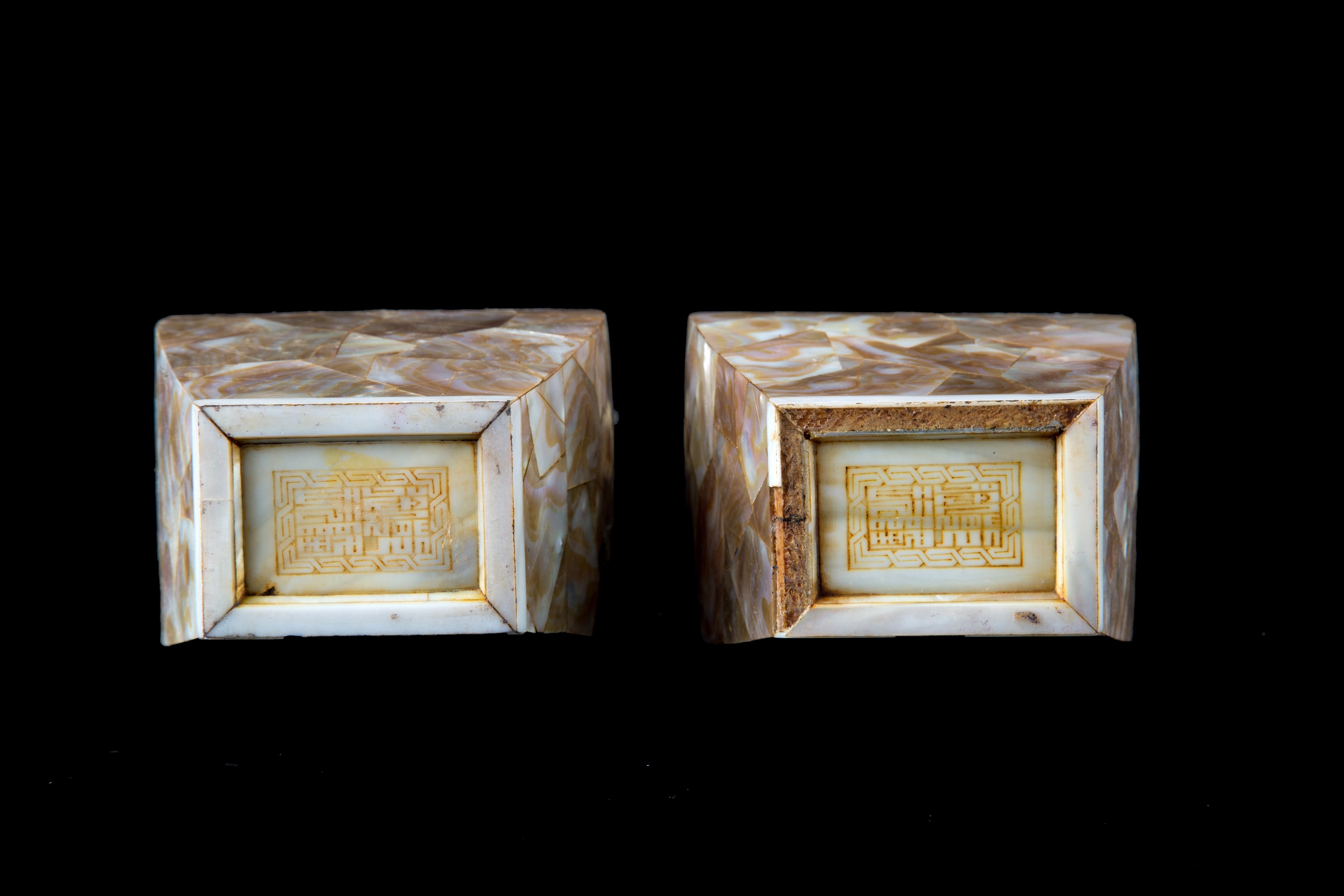 Coppia di vasi in legno rivestiti in madreperla