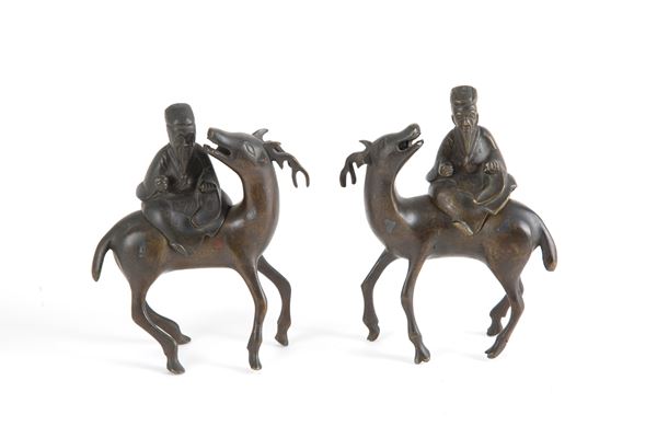 Coppia di sculture in bronzo "DIGNITARI SOPRA CERVI"