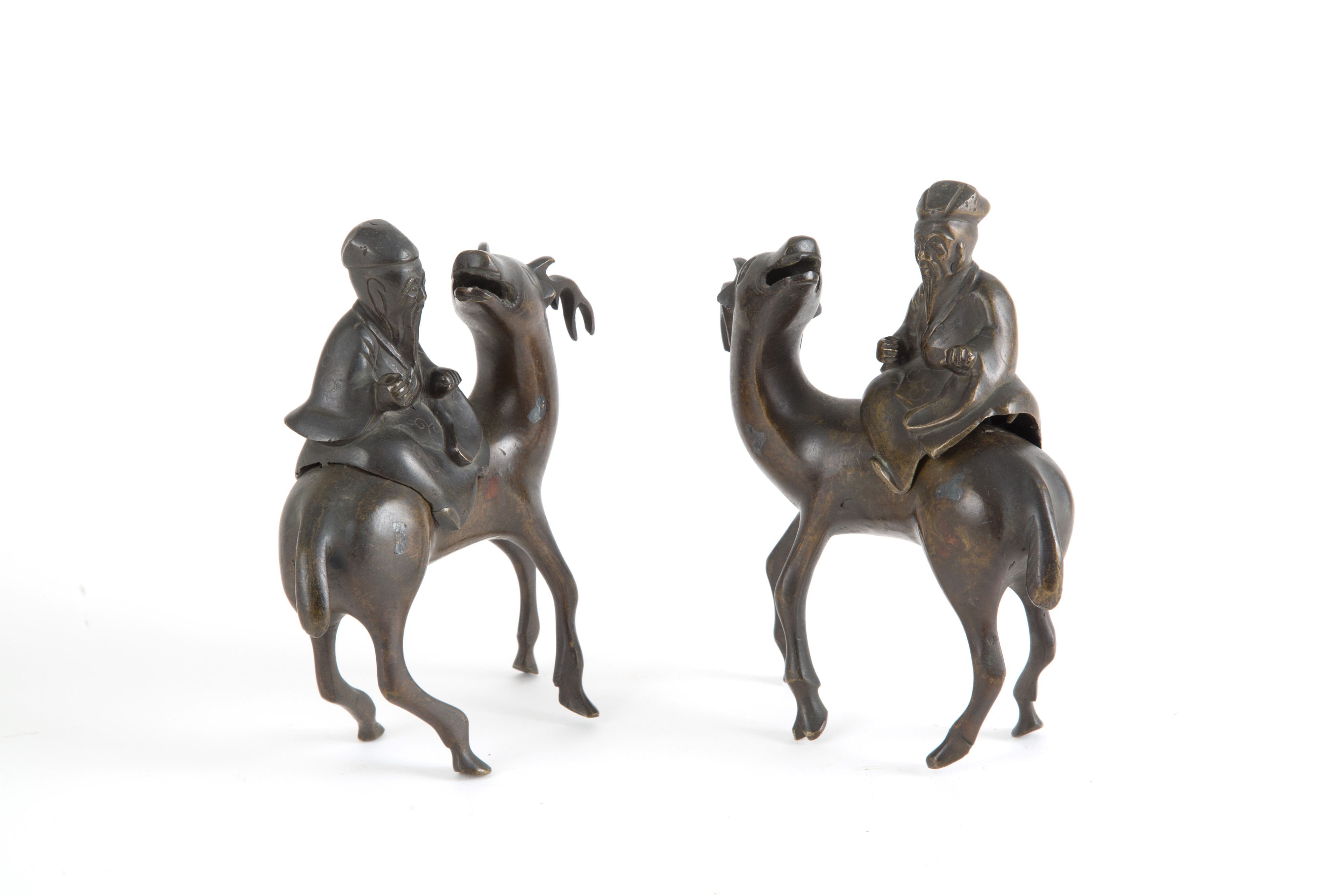Coppia di sculture in bronzo "DIGNITARI SOPRA CERVI"