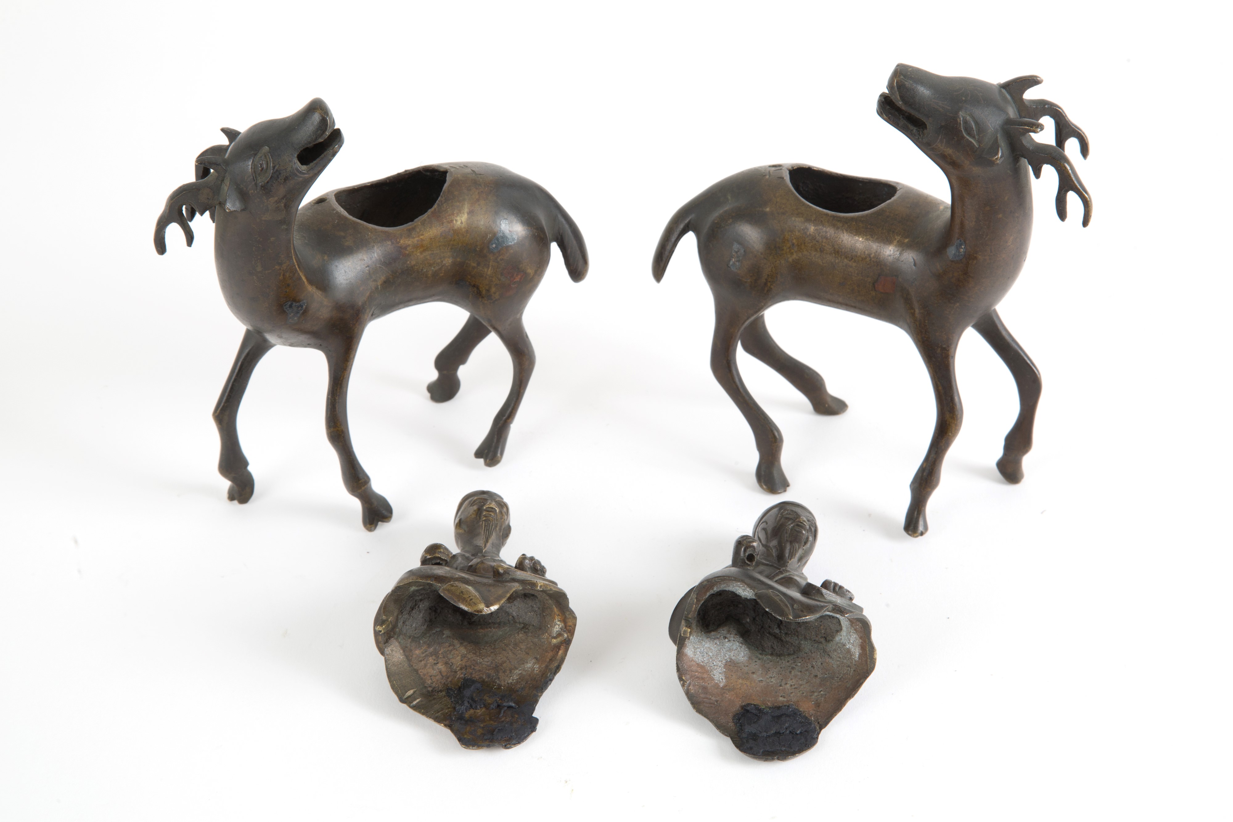 Coppia di sculture in bronzo "DIGNITARI SOPRA CERVI"