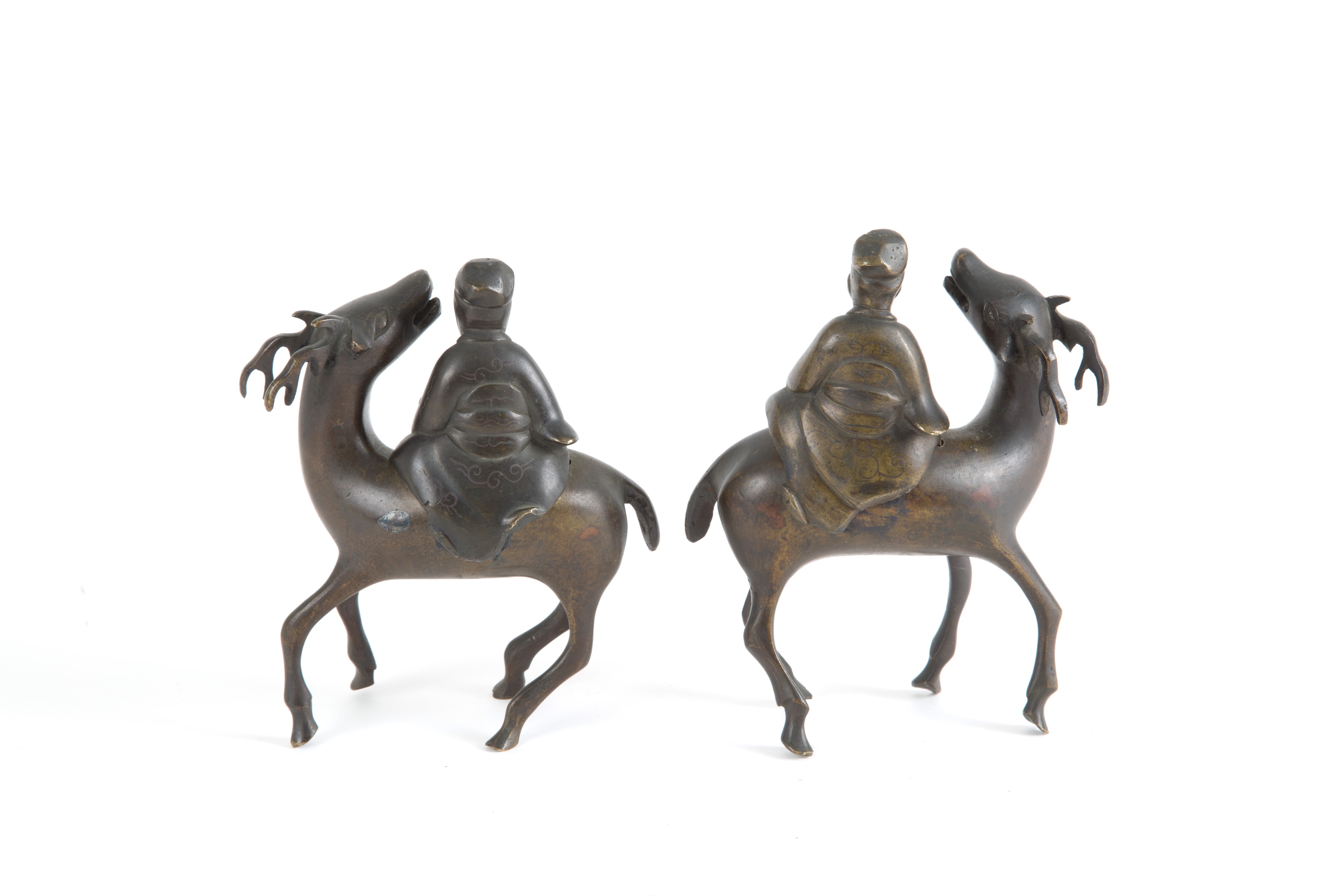 Coppia di sculture in bronzo "DIGNITARI SOPRA CERVI"