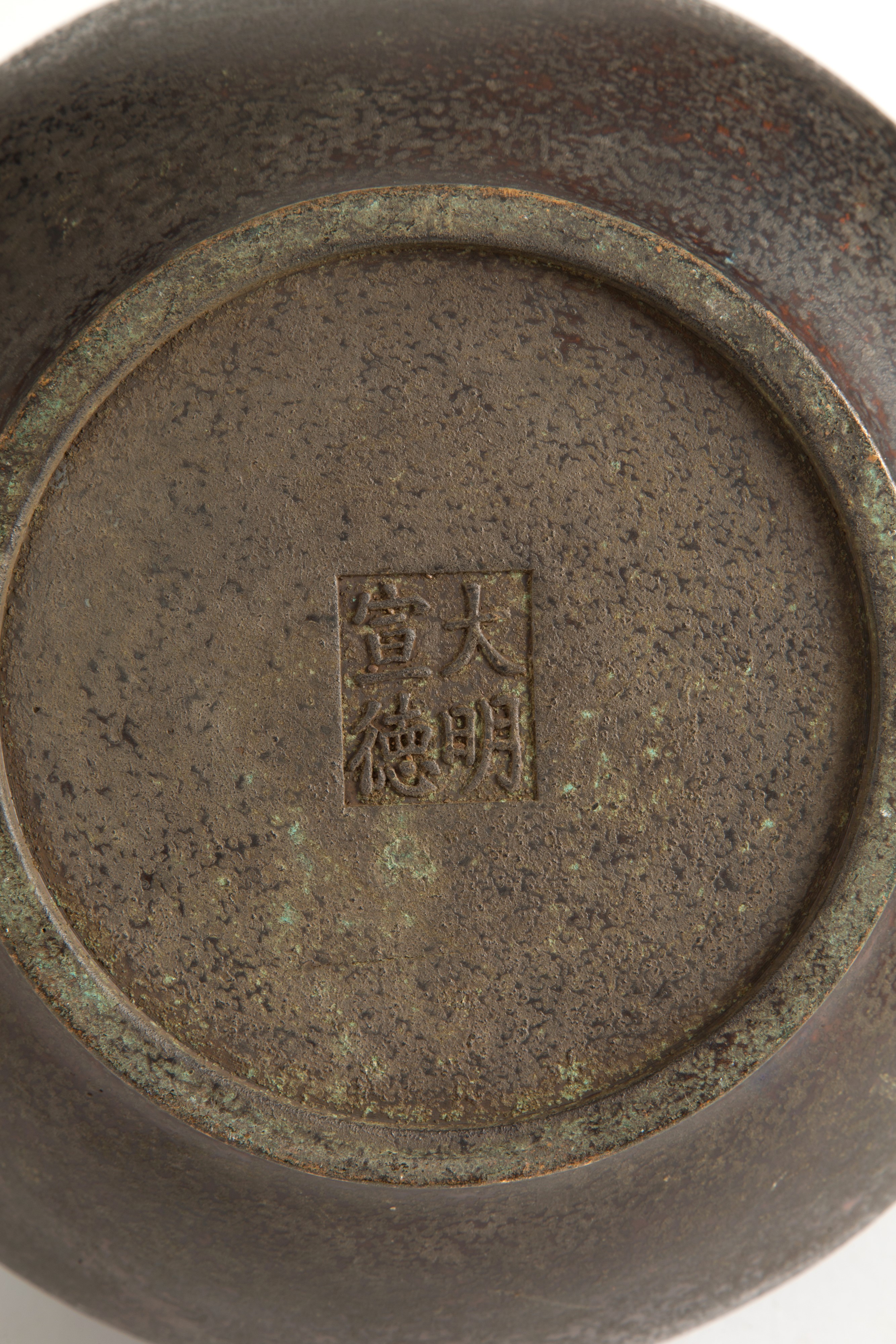 Pentola in bronzo con base e coperchio