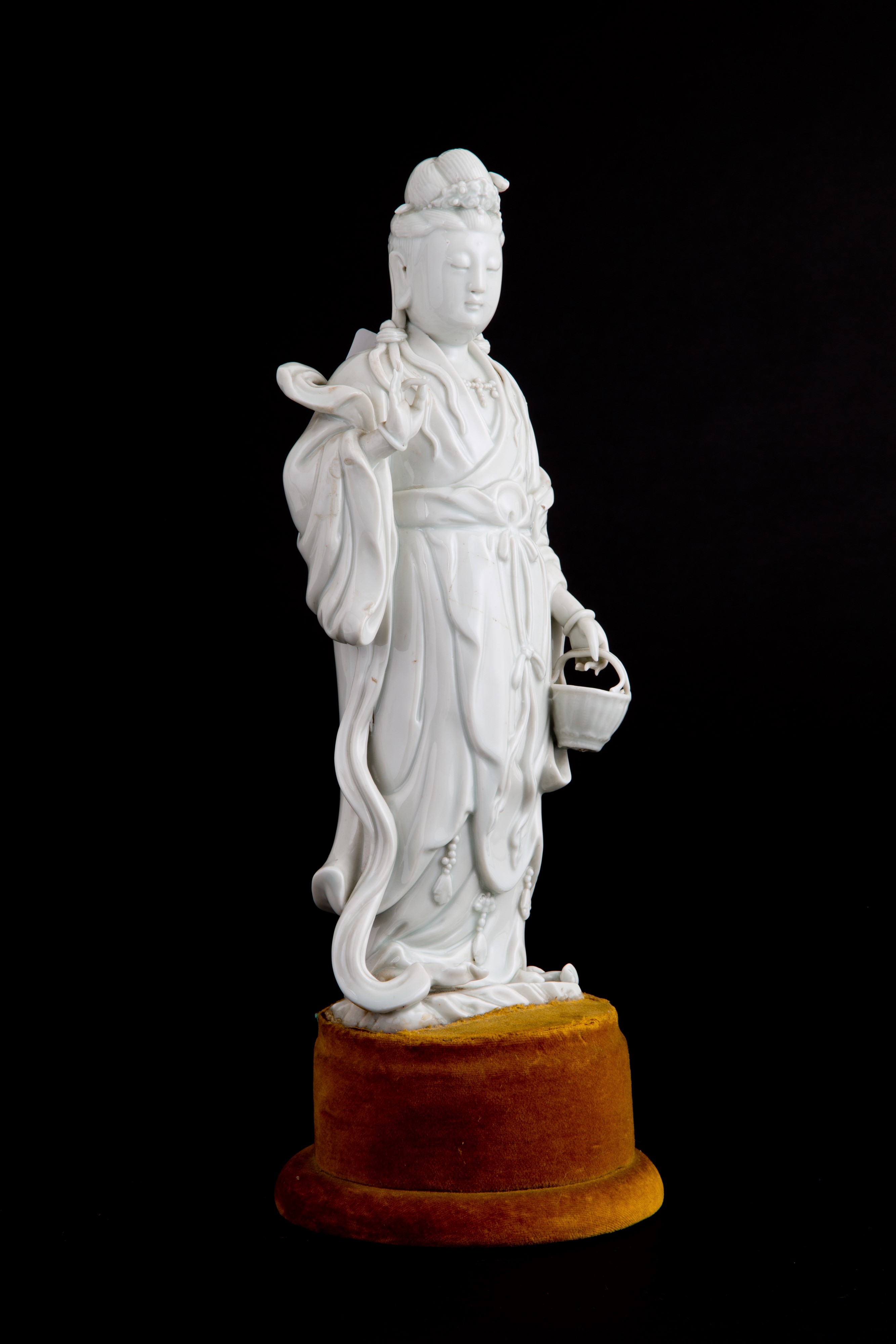 Scultura in porcellana bianca "GUANYIN"