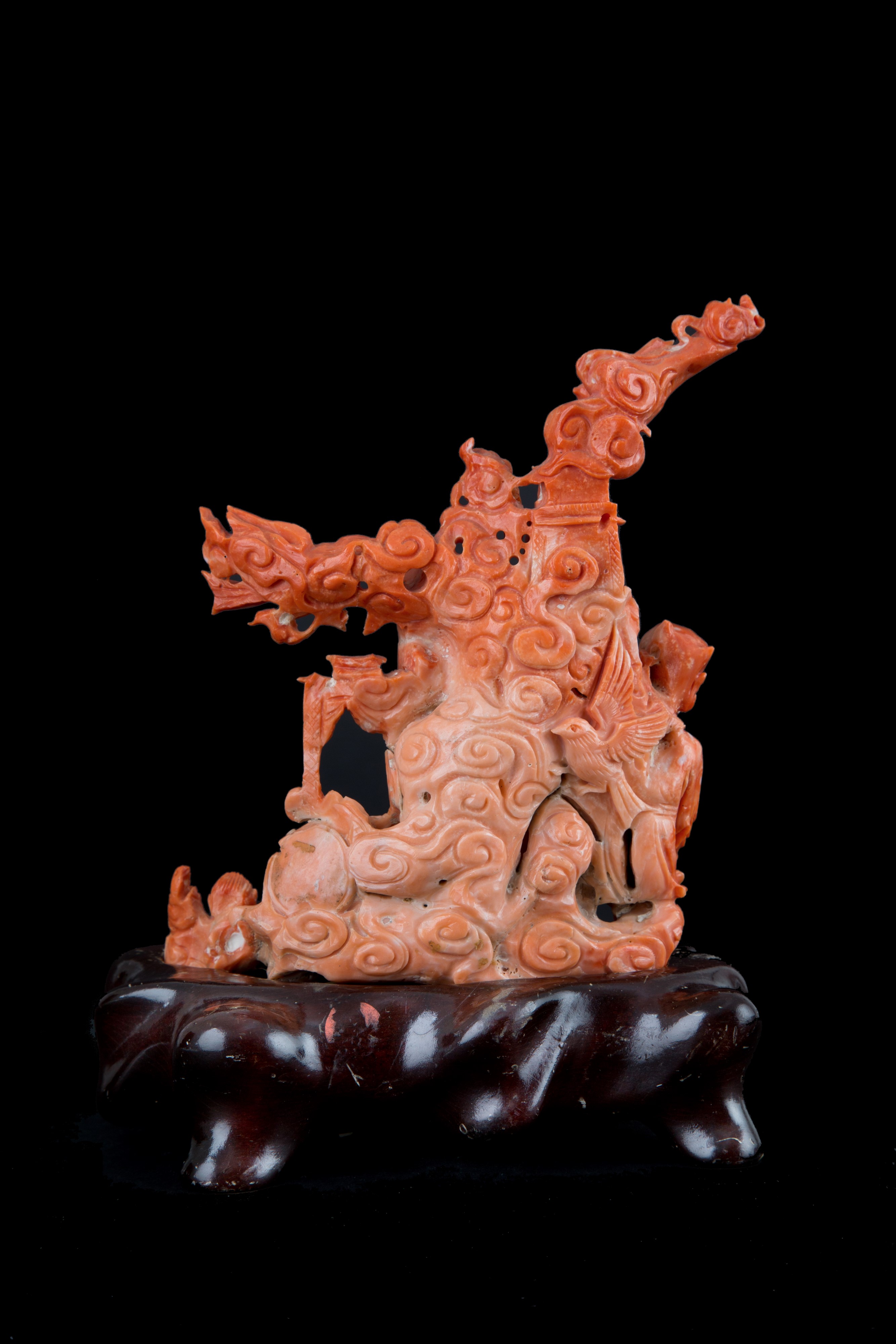 Scultura in corallo "PAGODA CON PERSONAGGI E ANIMALI"