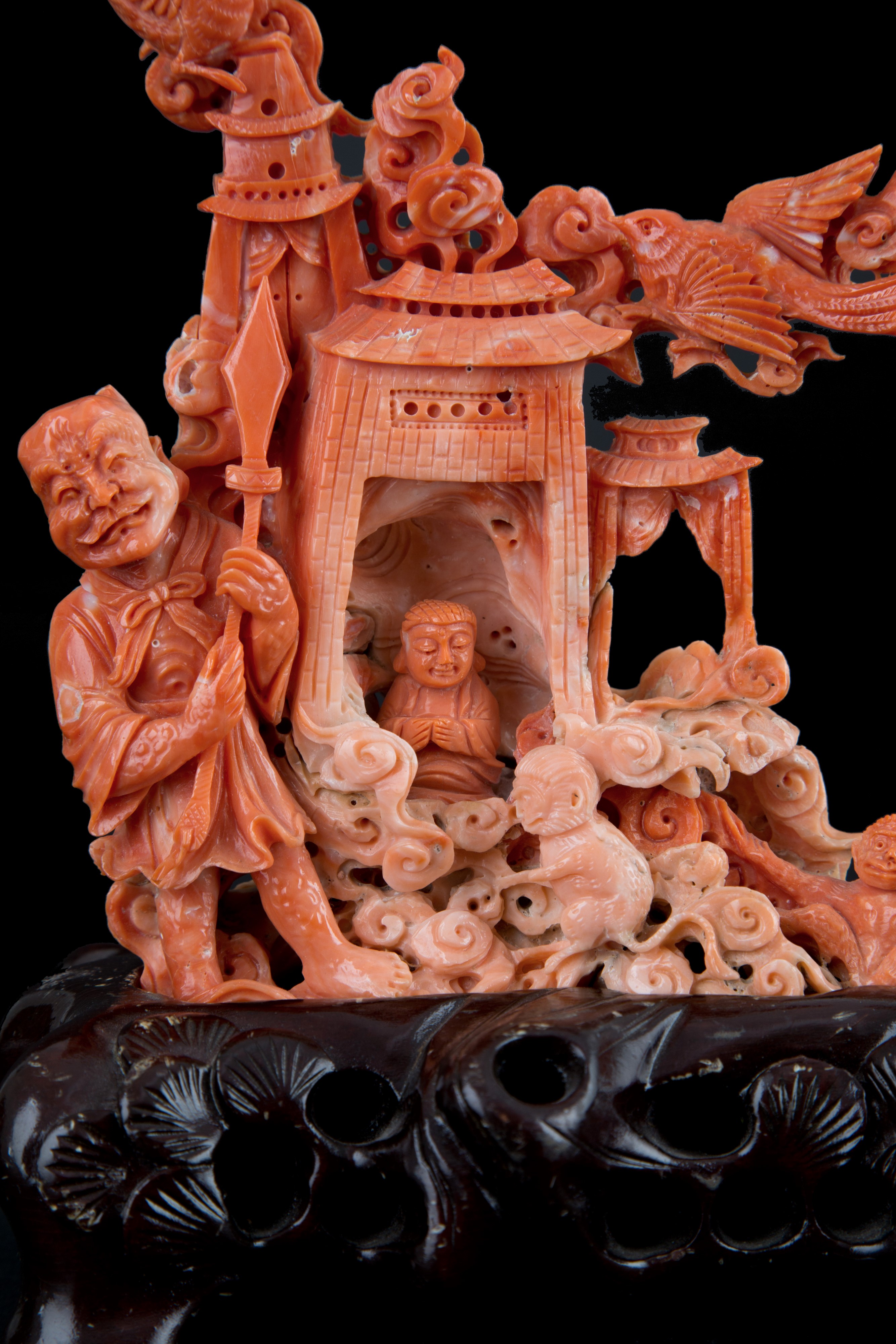 Scultura in corallo "PAGODA CON PERSONAGGI E ANIMALI"