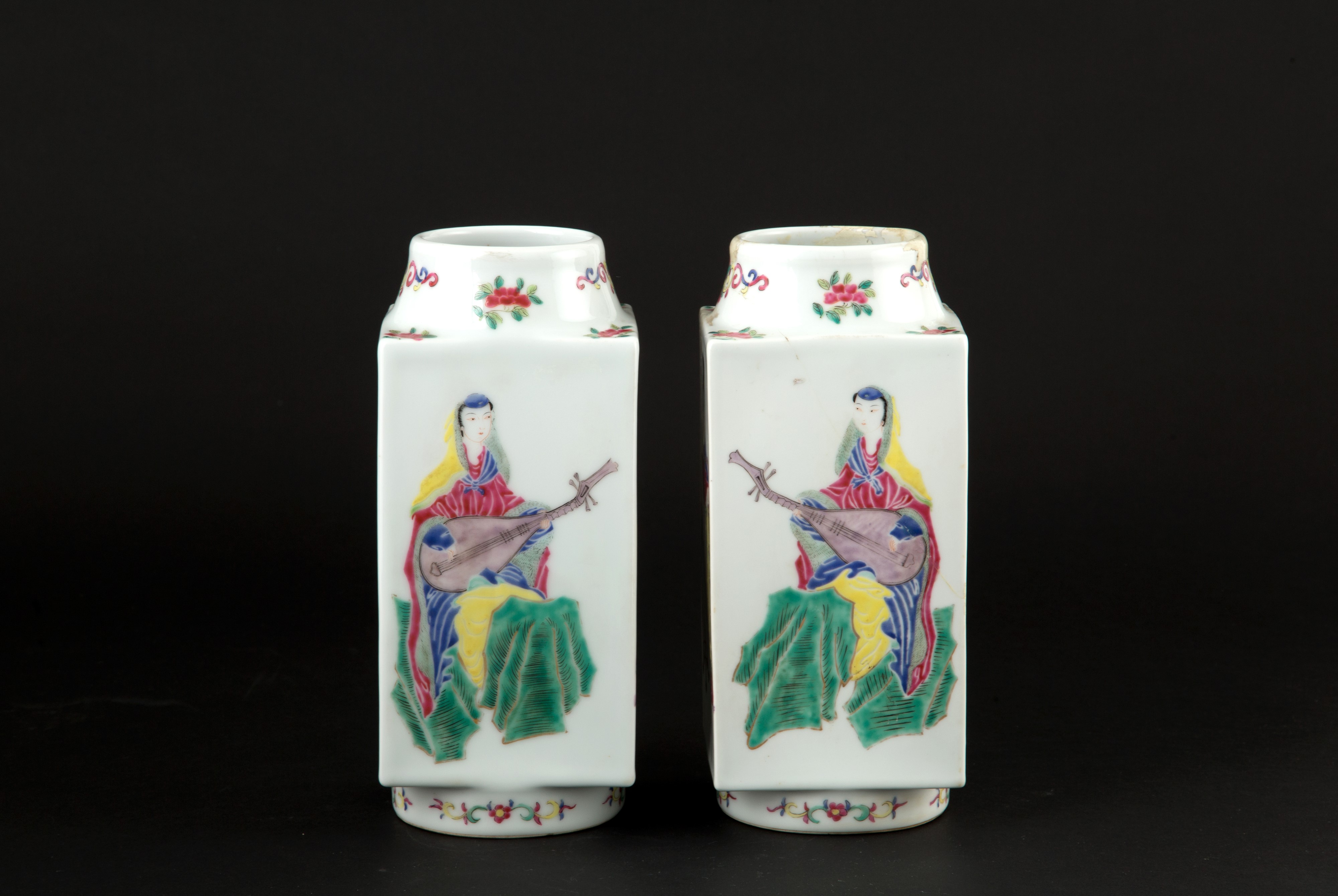 Coppia di vasi "PERSONAGGI"