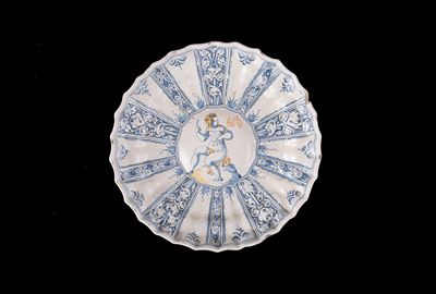 Crespina in Maiolica con Figura Femminile