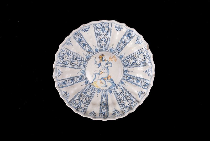 Crespina in Maiolica con Figura Femminile