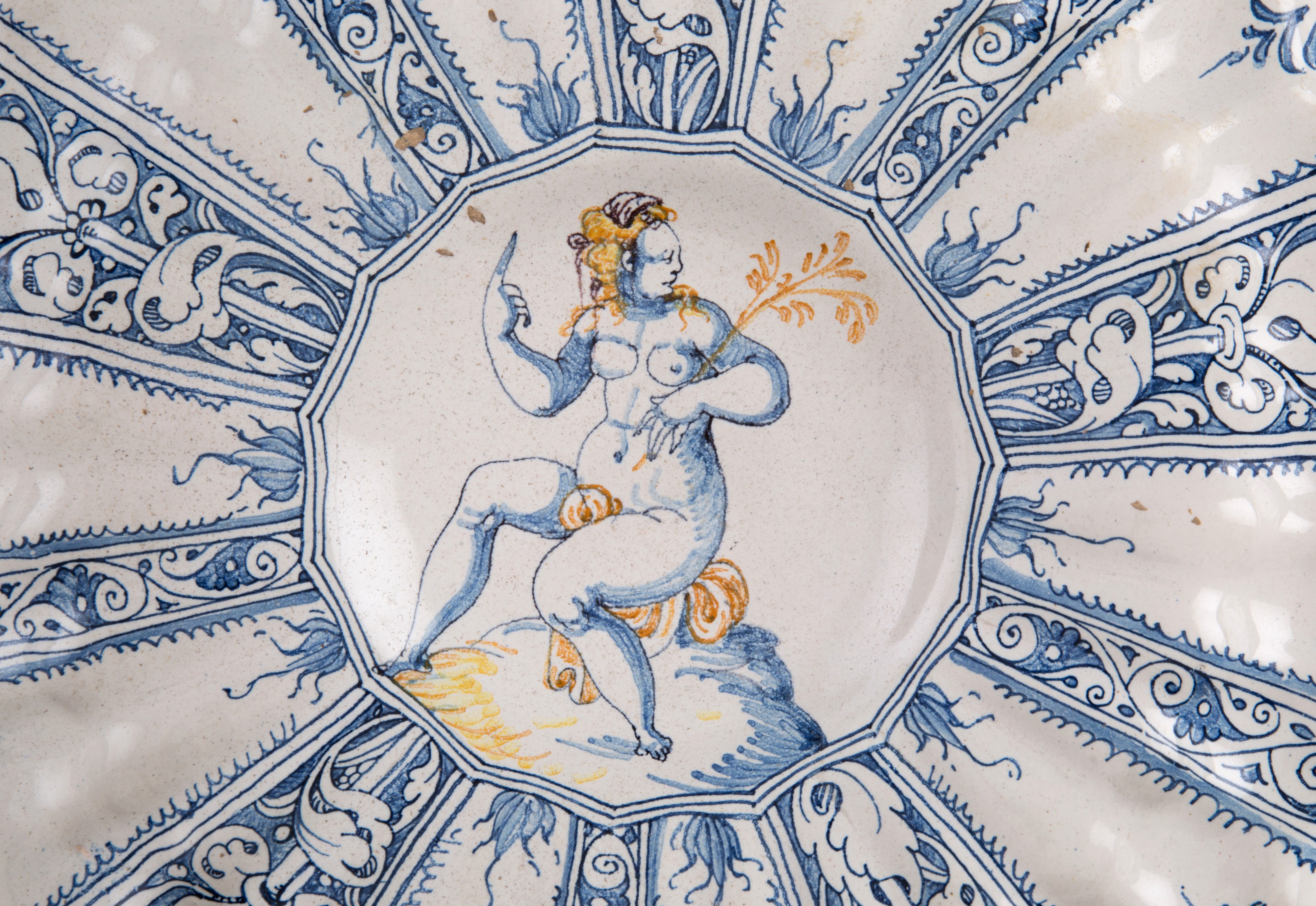 Crespina in Maiolica con Figura Femminile