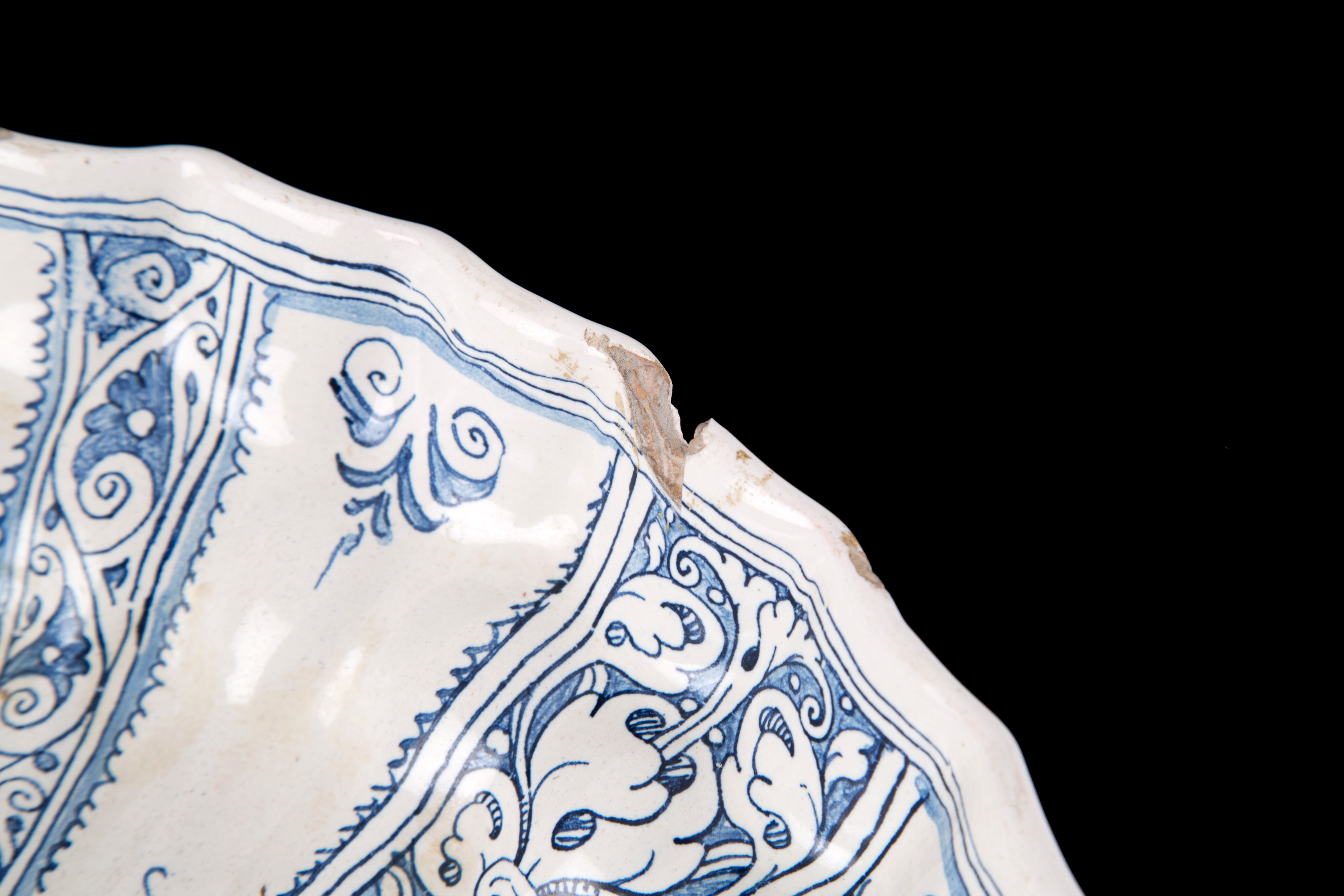 Crespina in Maiolica con Figura Femminile