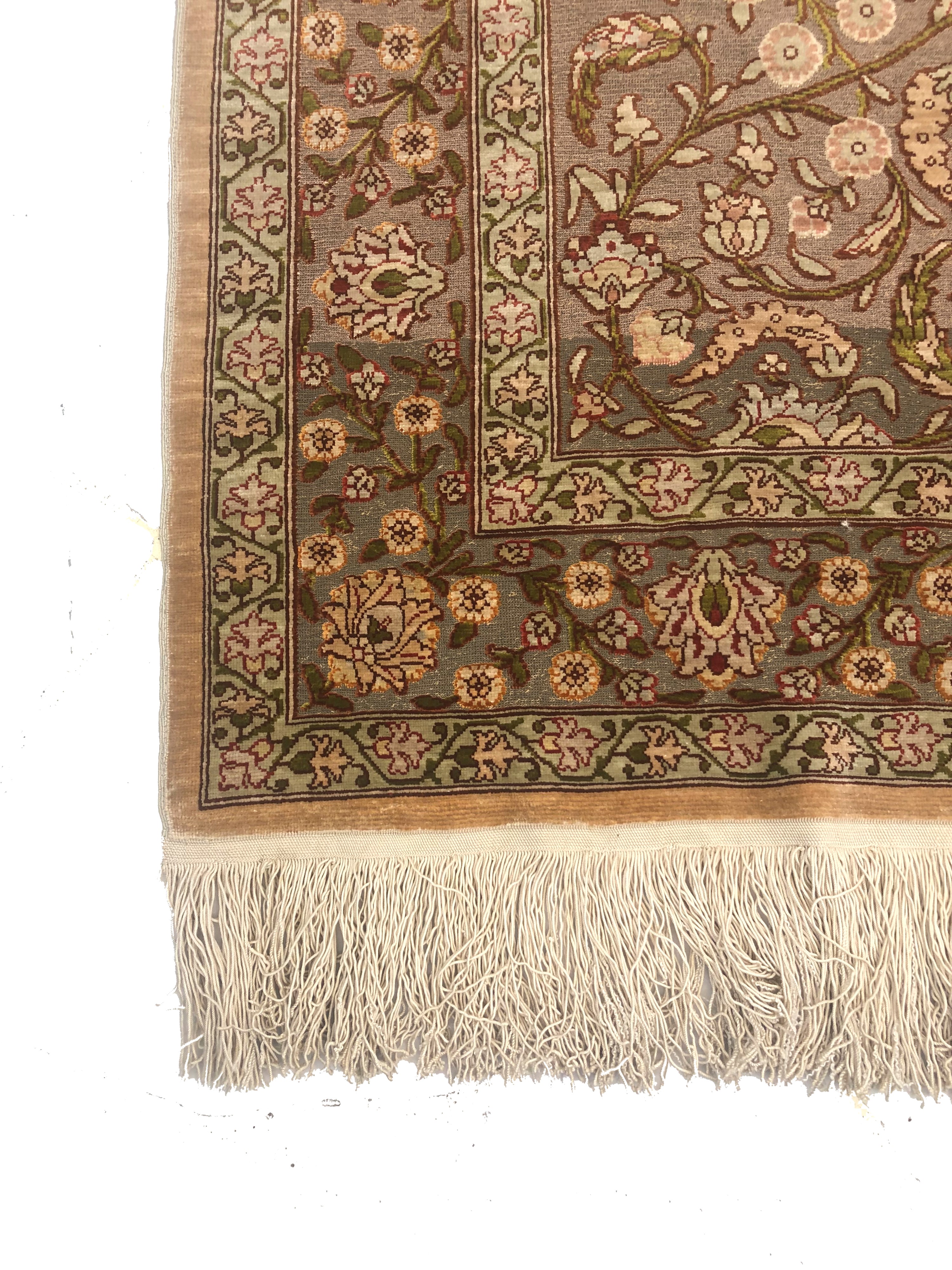 Tappeto Herekè Disegnato a Rilievo in Seta e Campo in Fili Metallici. Turchia