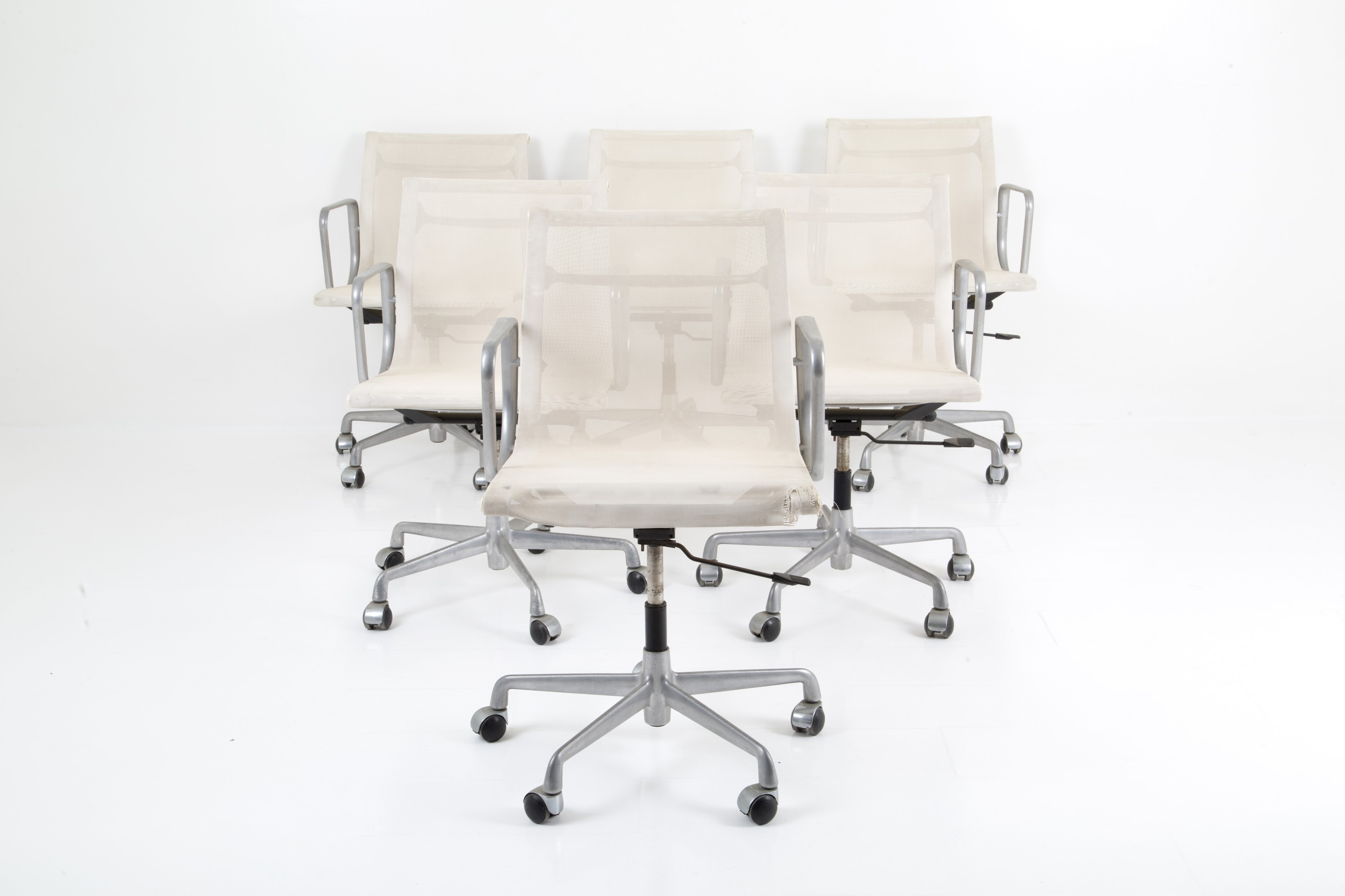 Charles Eames, Ray Eames - Sei Sedie Bianche Ea 117 per Icf