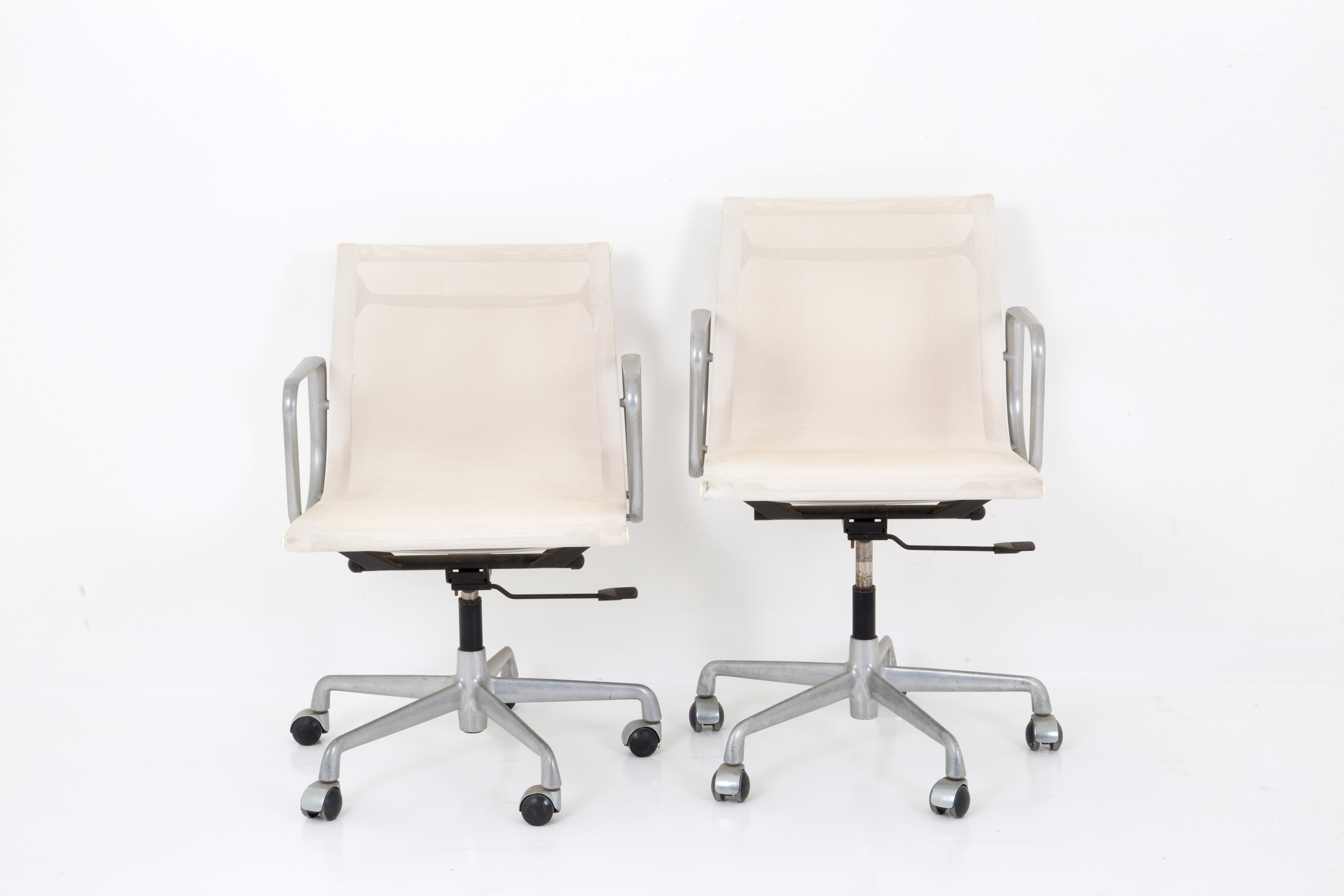 Charles Eames, Ray Eames - Sei Sedie Bianche Ea 117 per Icf