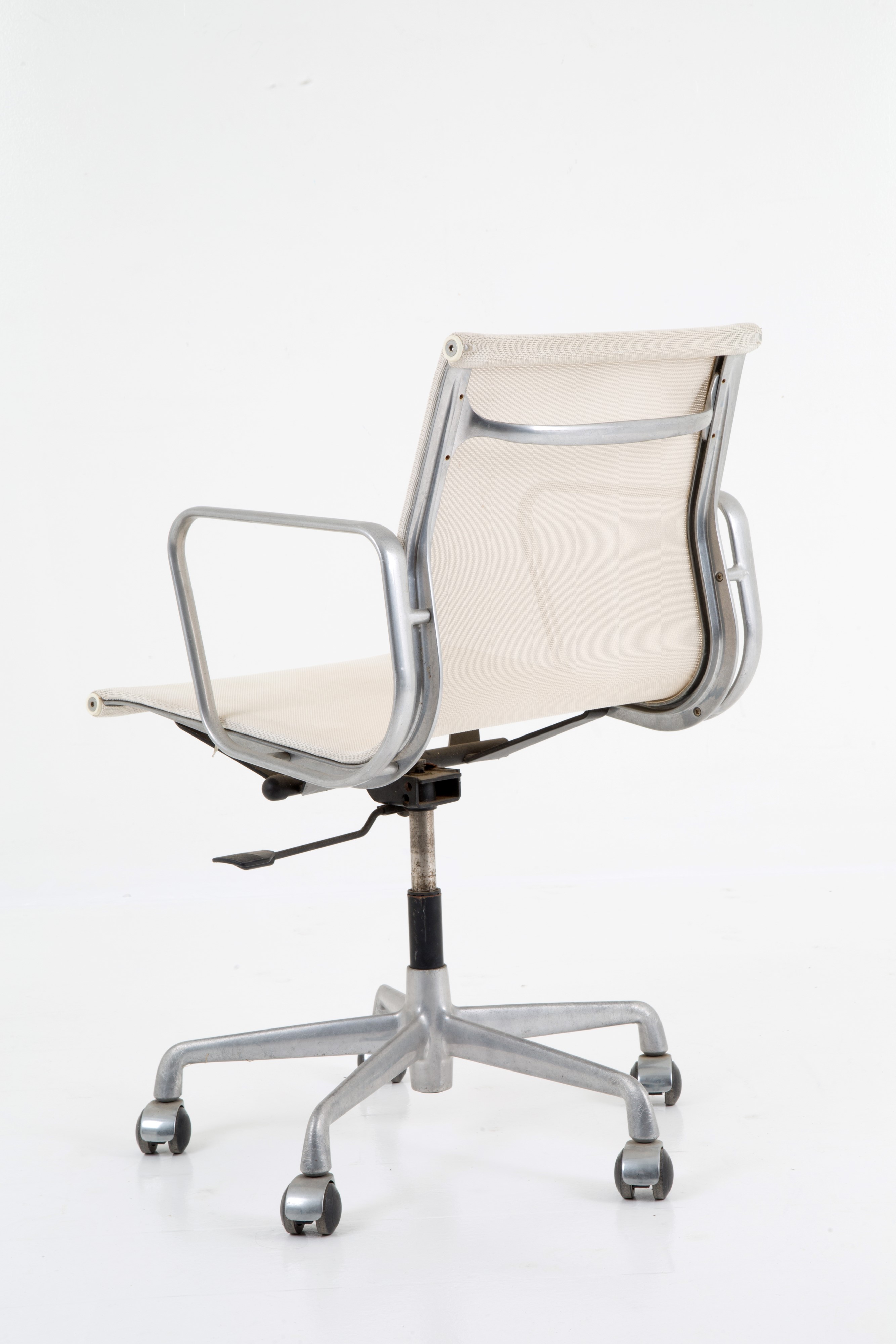 Charles Eames, Ray Eames - Sei Sedie Bianche Ea 117 per Icf