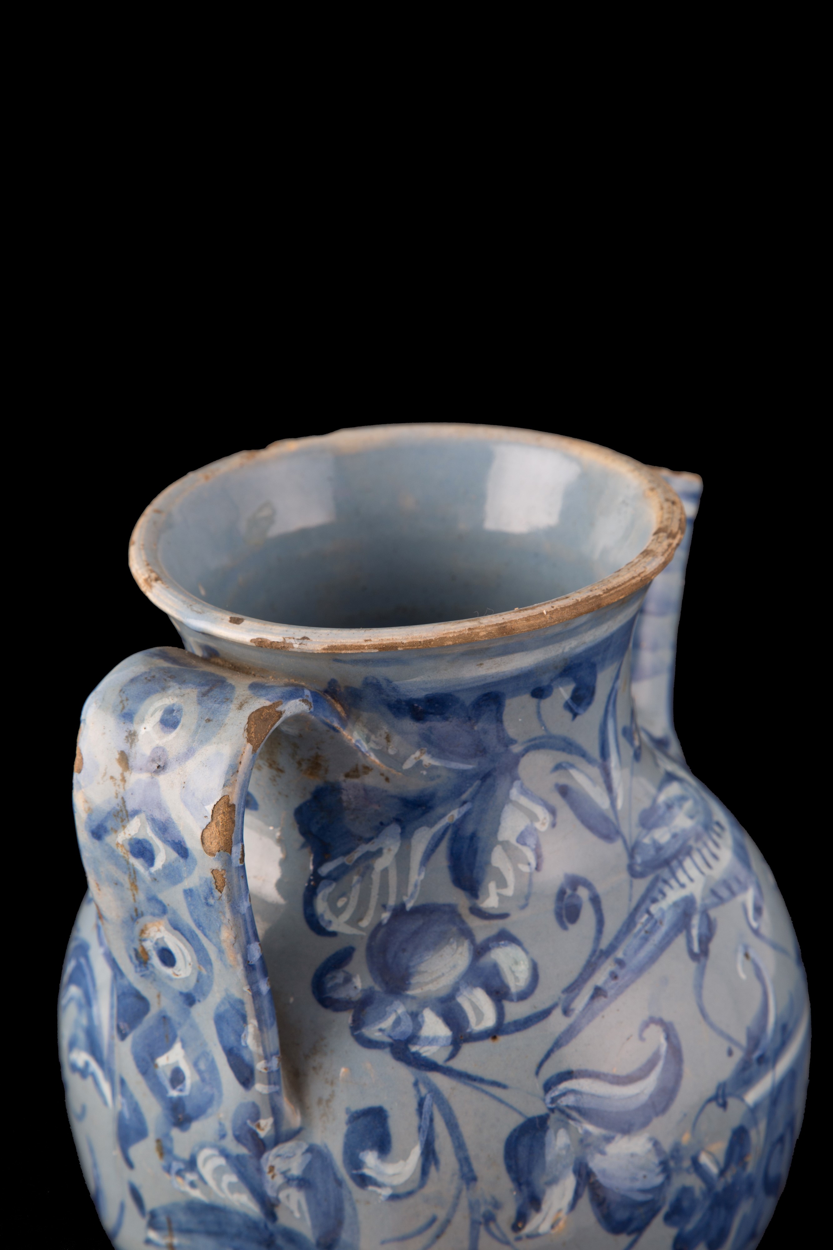 Brocca in maiolica blu