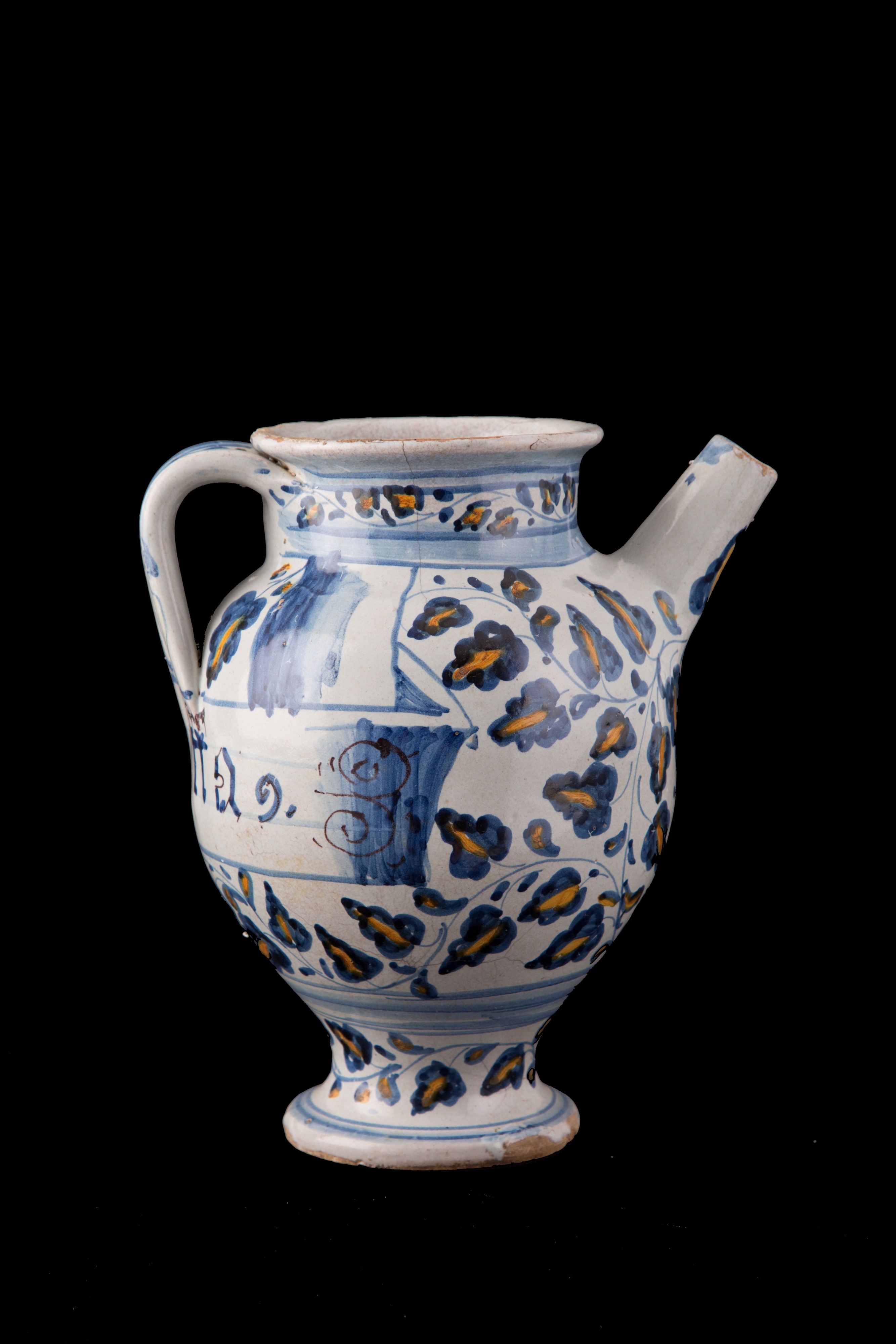 Brocca in maiolica gialla e blu