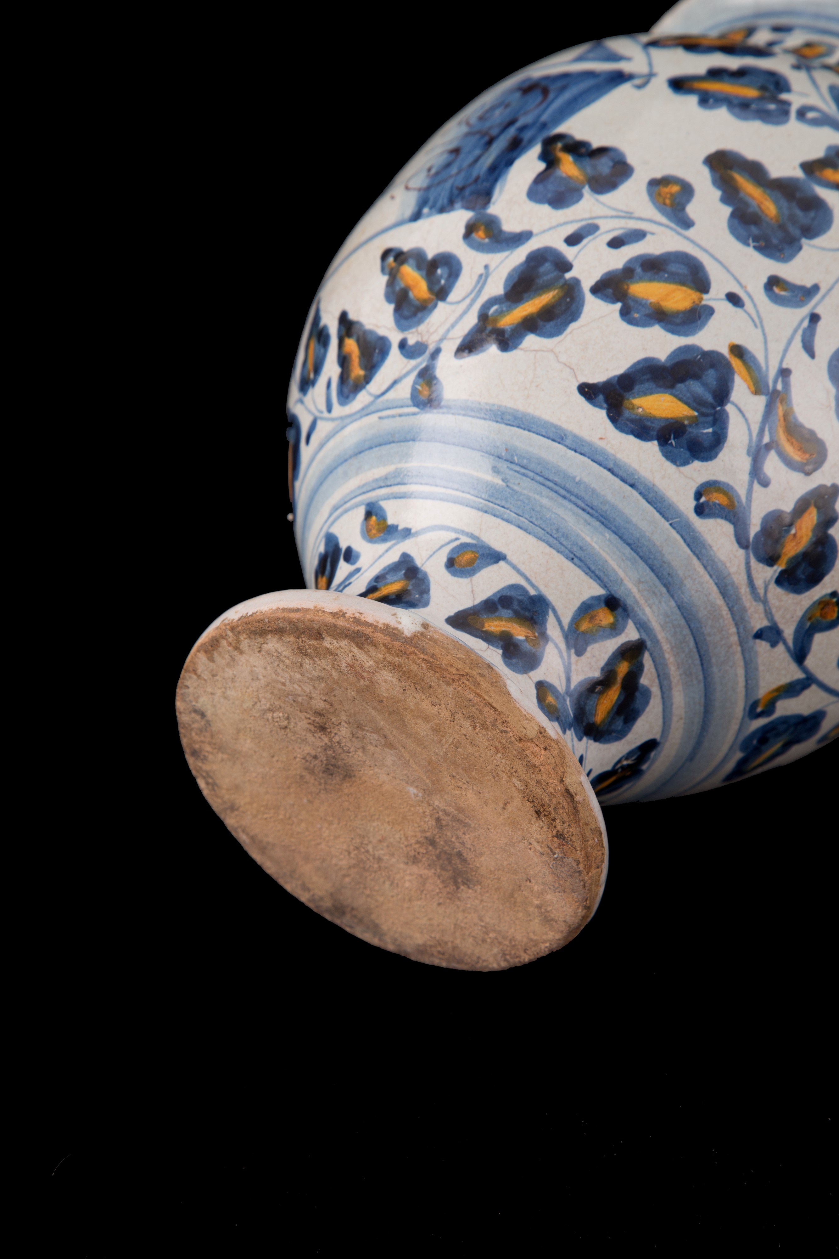 Brocca in maiolica gialla e blu