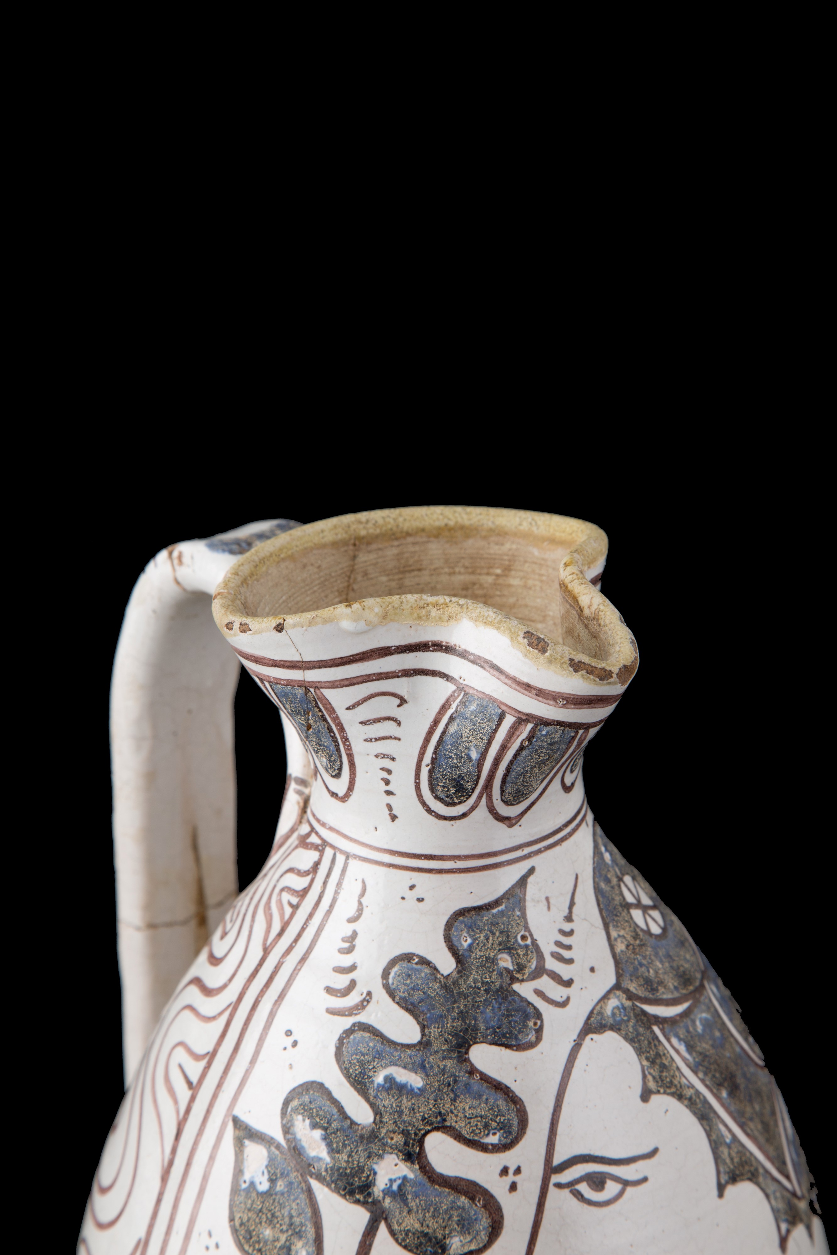 Brocca in maiolica con volto
