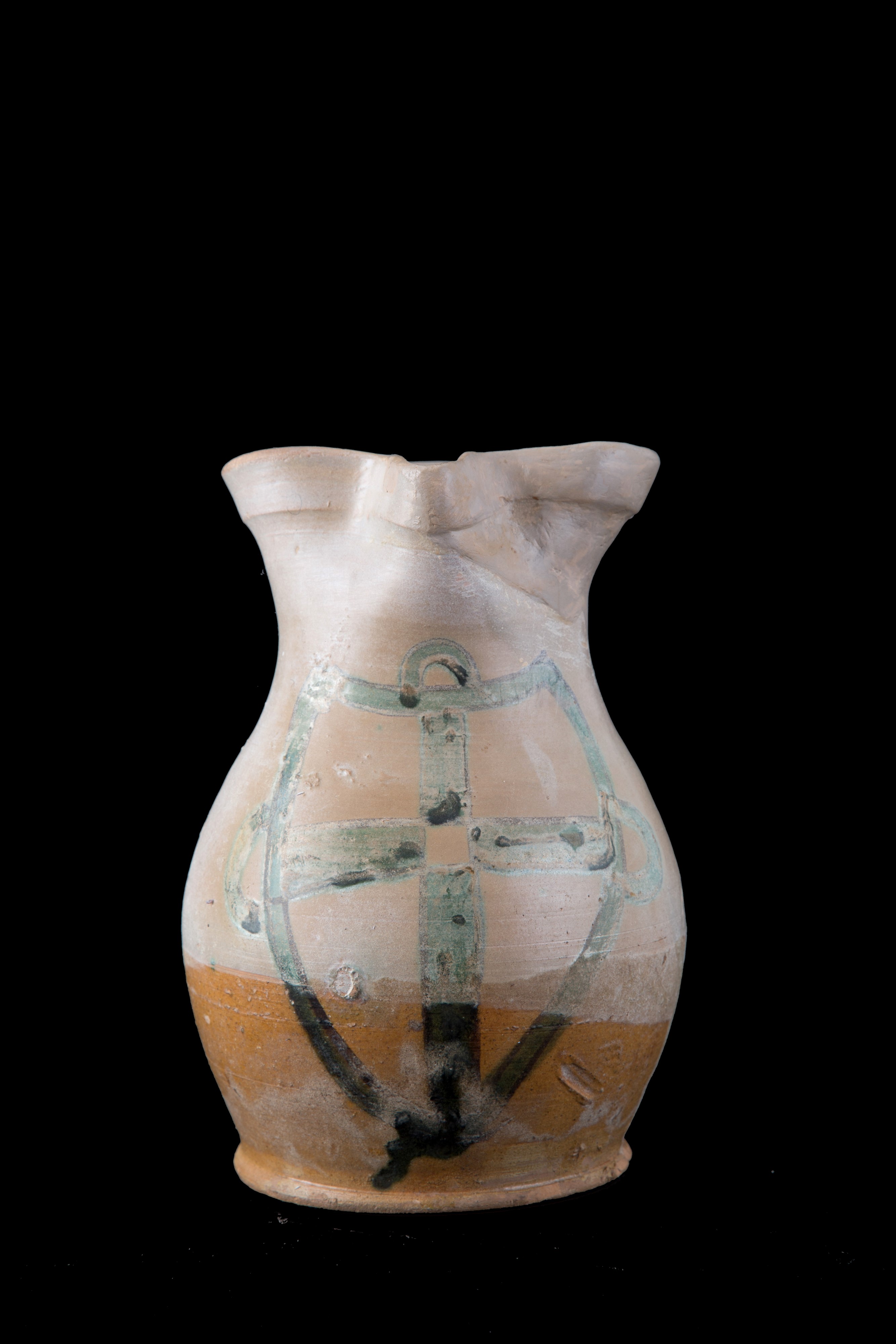 Brocca in maiolica con stemma