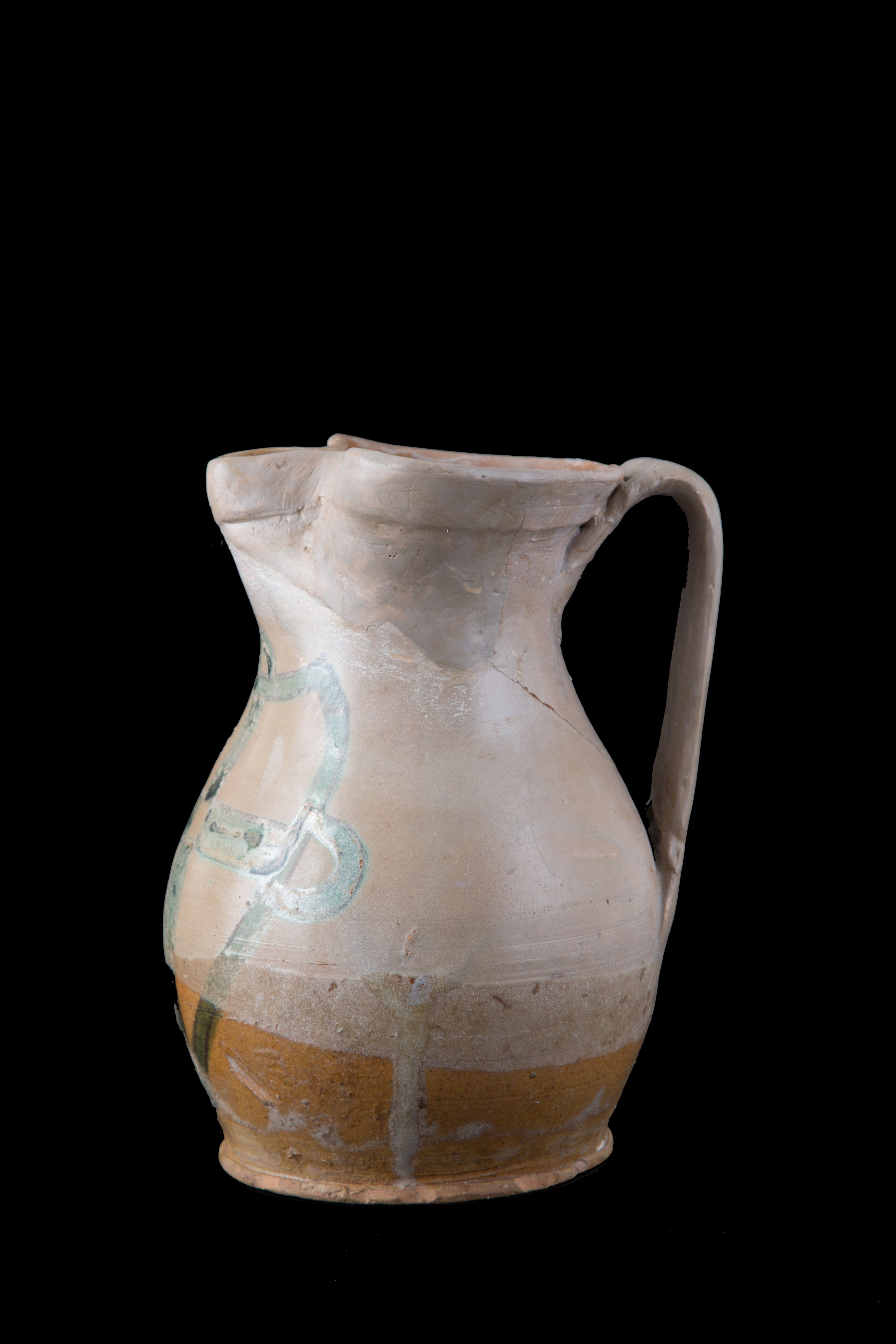 Brocca in maiolica con stemma