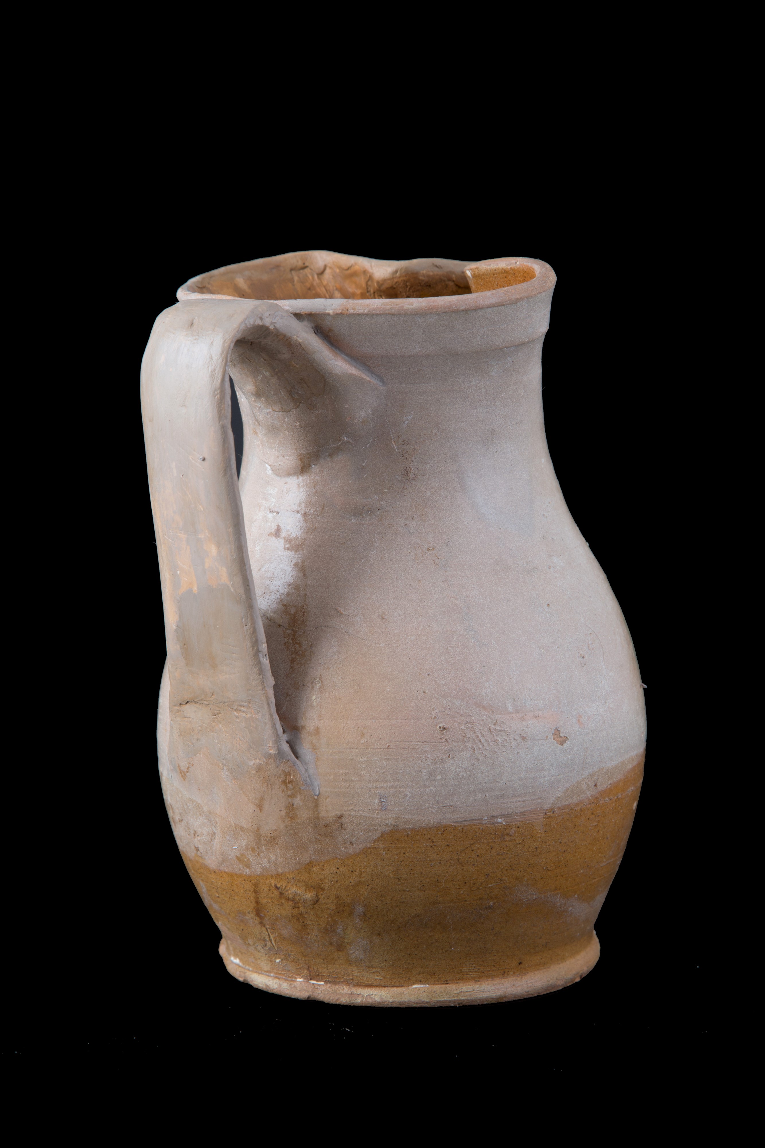 Brocca in maiolica con stemma