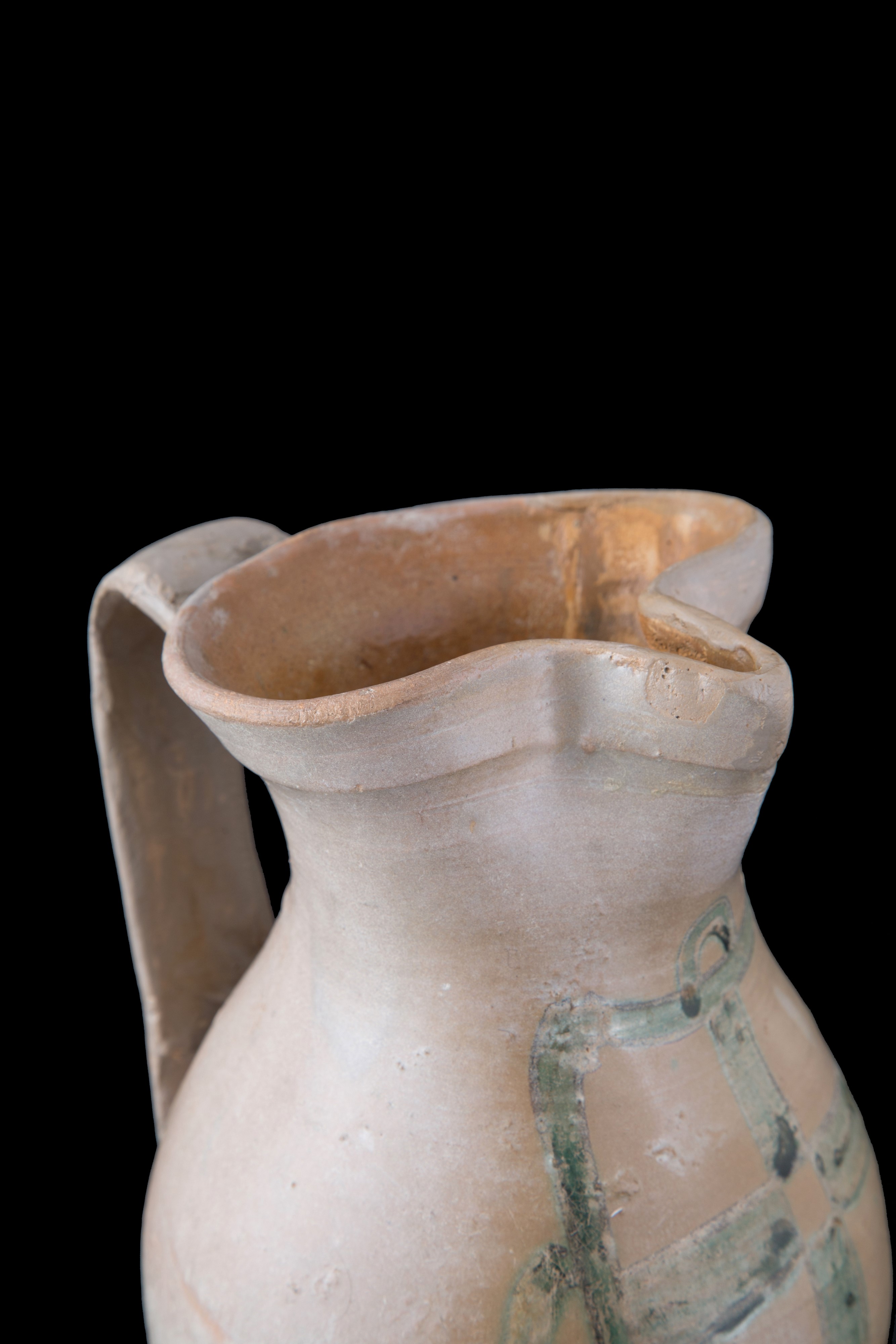 Brocca in maiolica con stemma