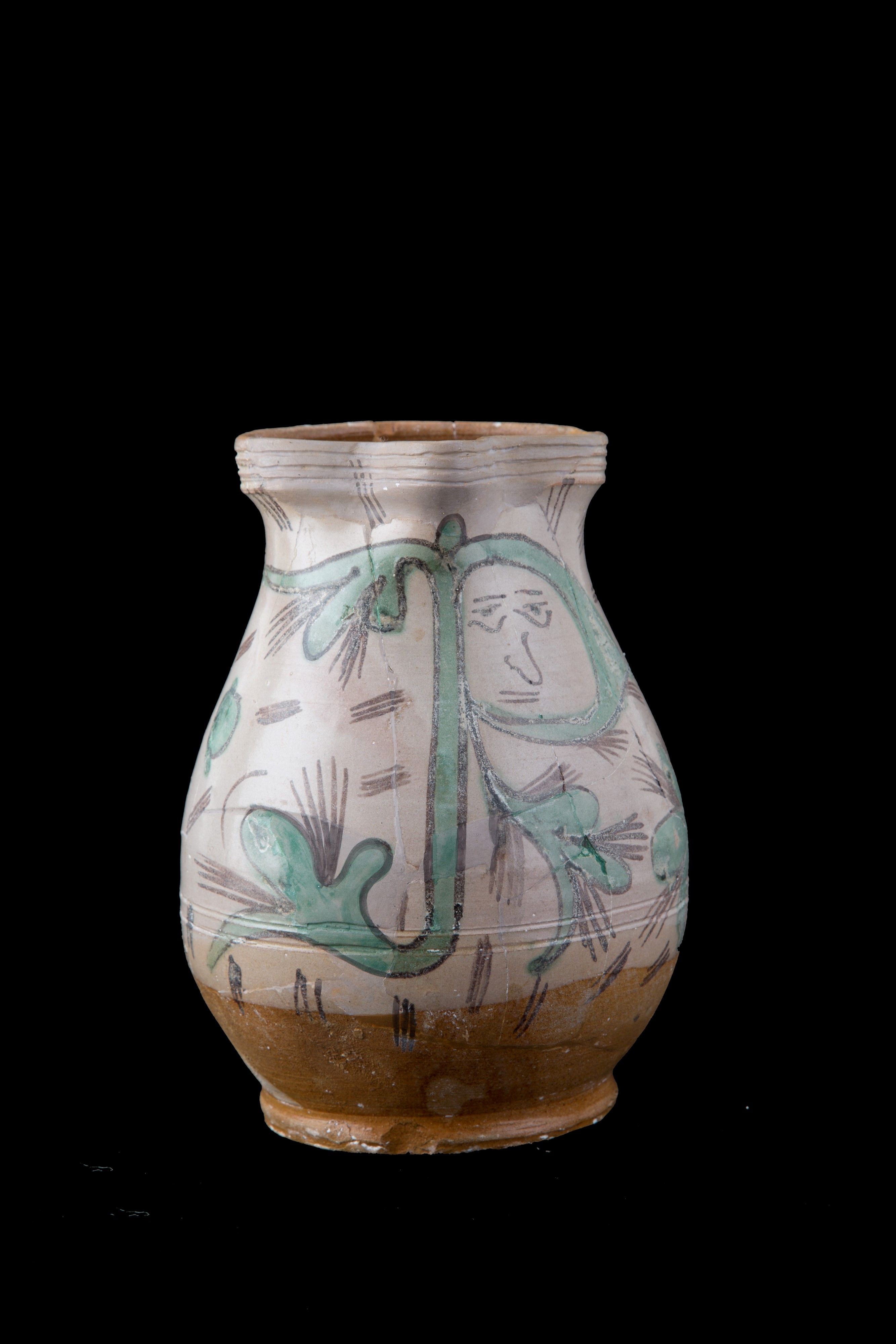 Brocca in maiolica con volto tra i tralci
