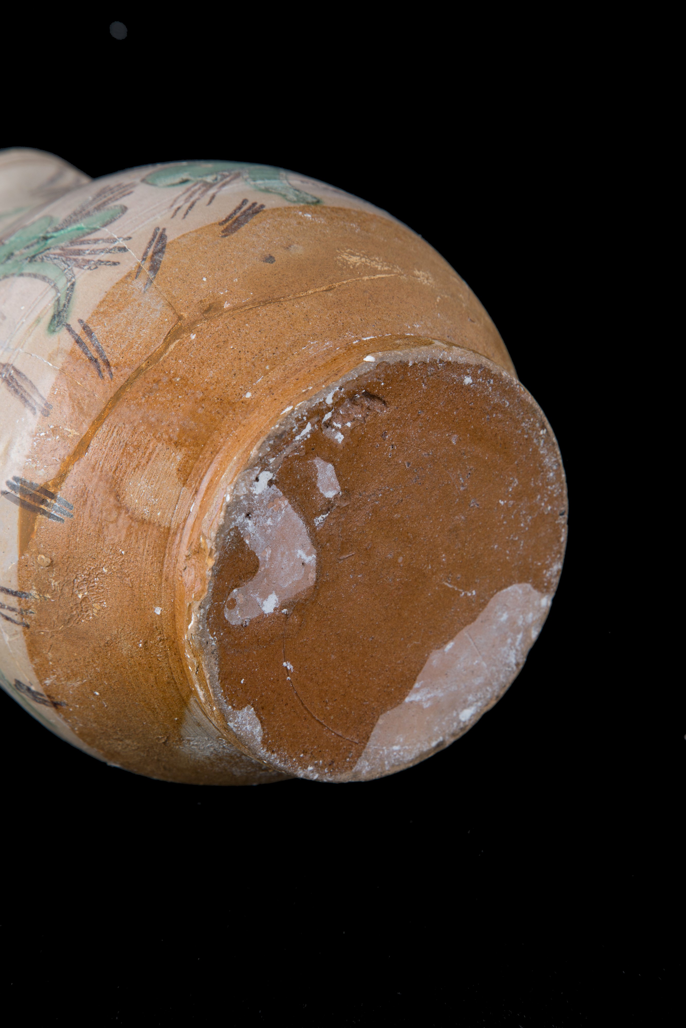 Brocca in maiolica con volto tra i tralci