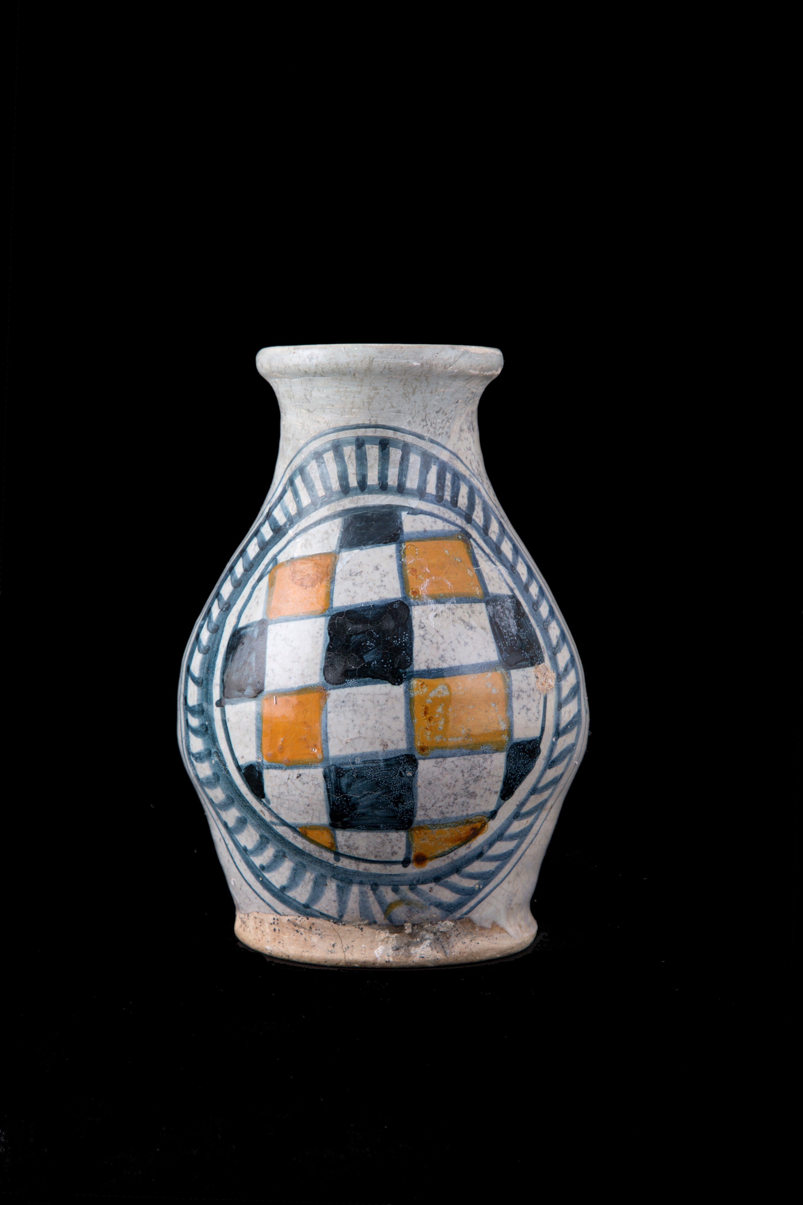 Brocca in maiolica con decoro a scacchiera