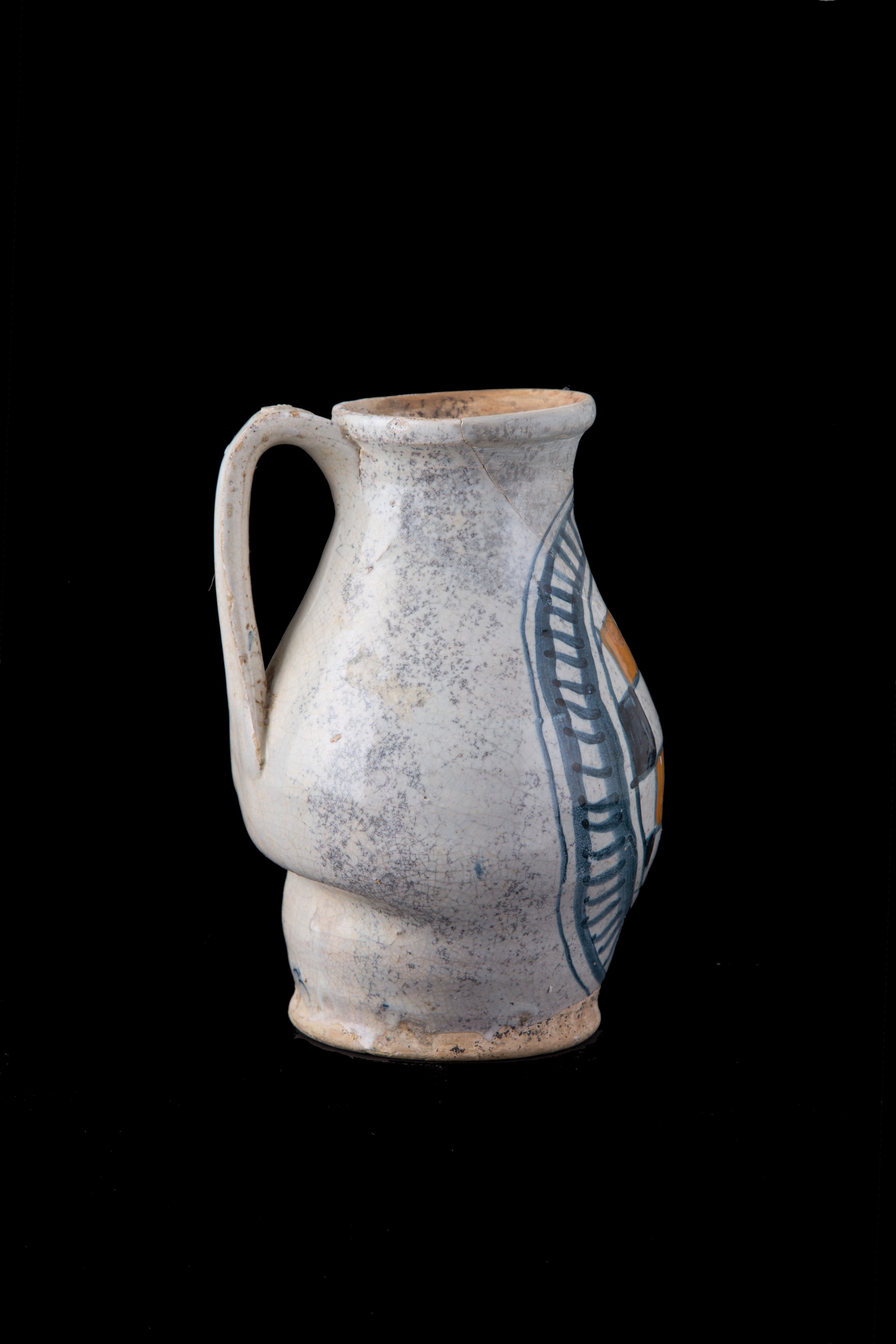 Brocca in maiolica con decoro a scacchiera