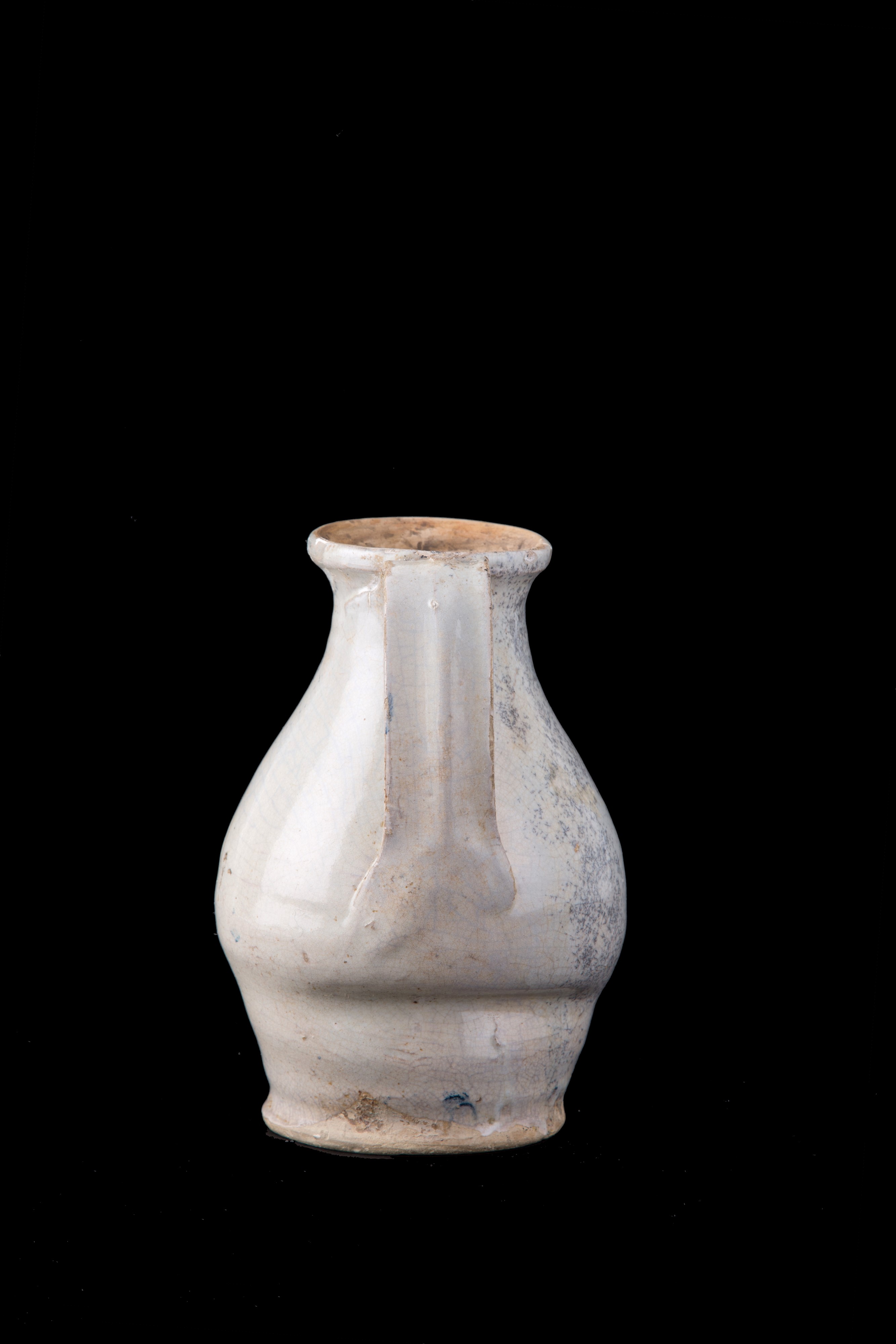 Brocca in maiolica con decoro a scacchiera