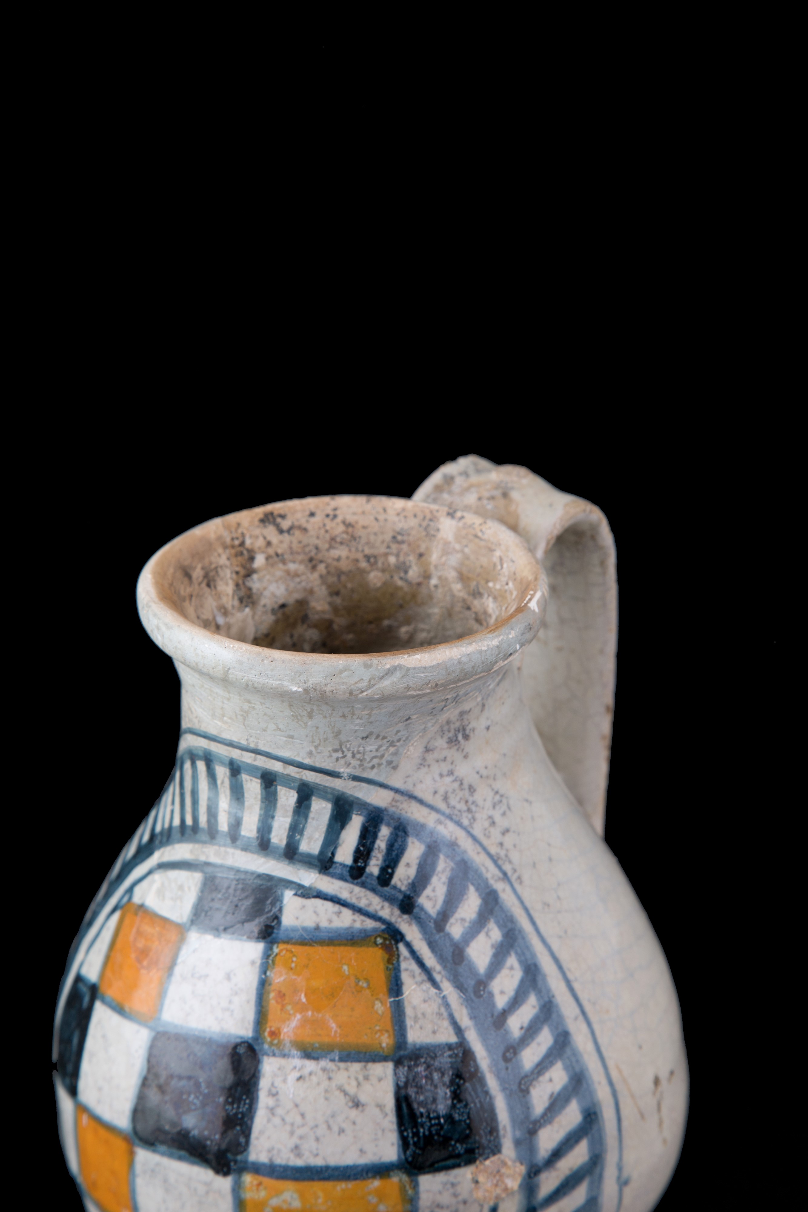 Brocca in maiolica con decoro a scacchiera