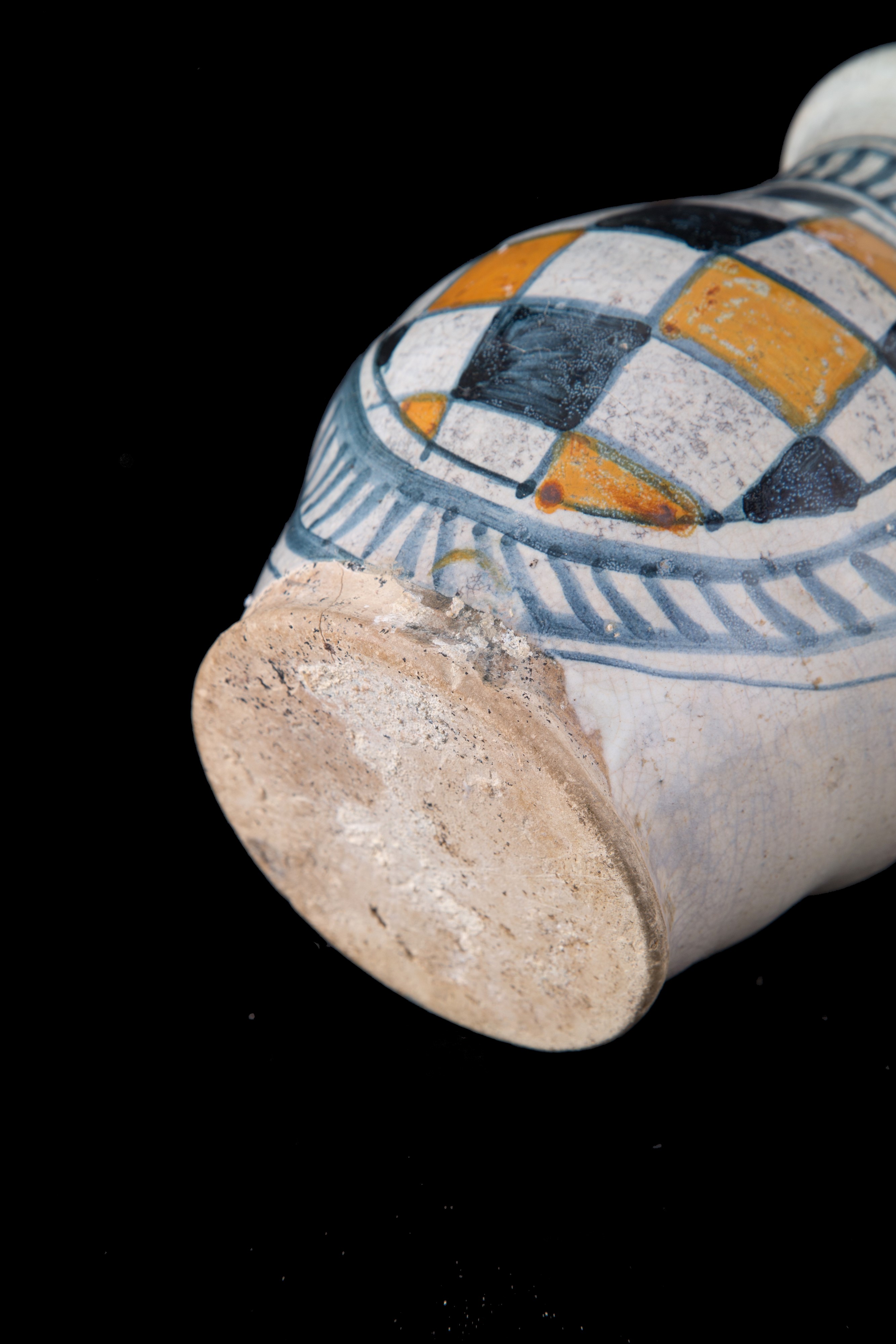 Brocca in maiolica con decoro a scacchiera