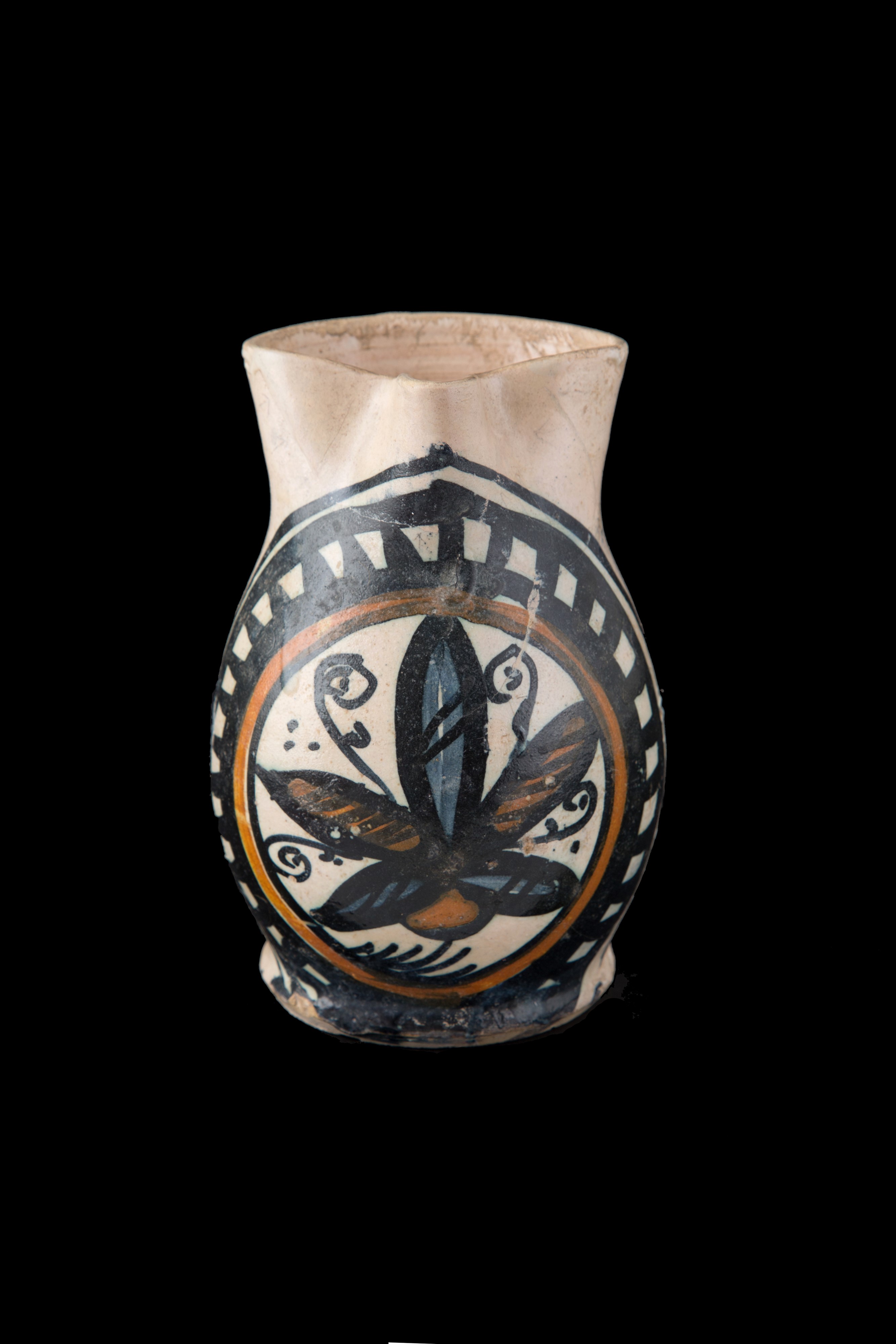 Brocca in maiolica con fiore