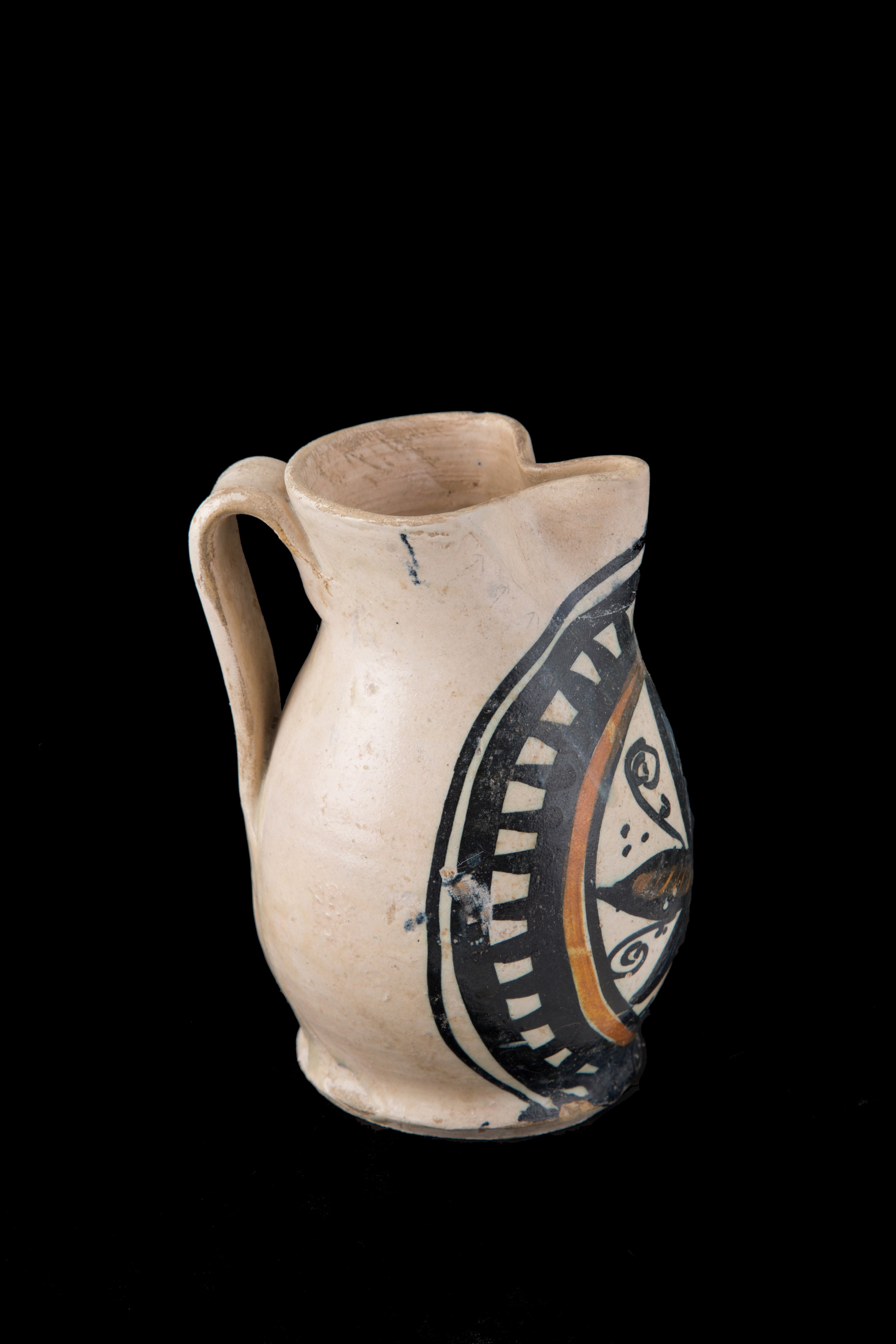 Brocca in maiolica con fiore